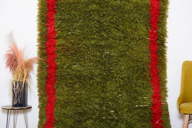 Handmade pure wool rug in green and red, size 140/260 cm.