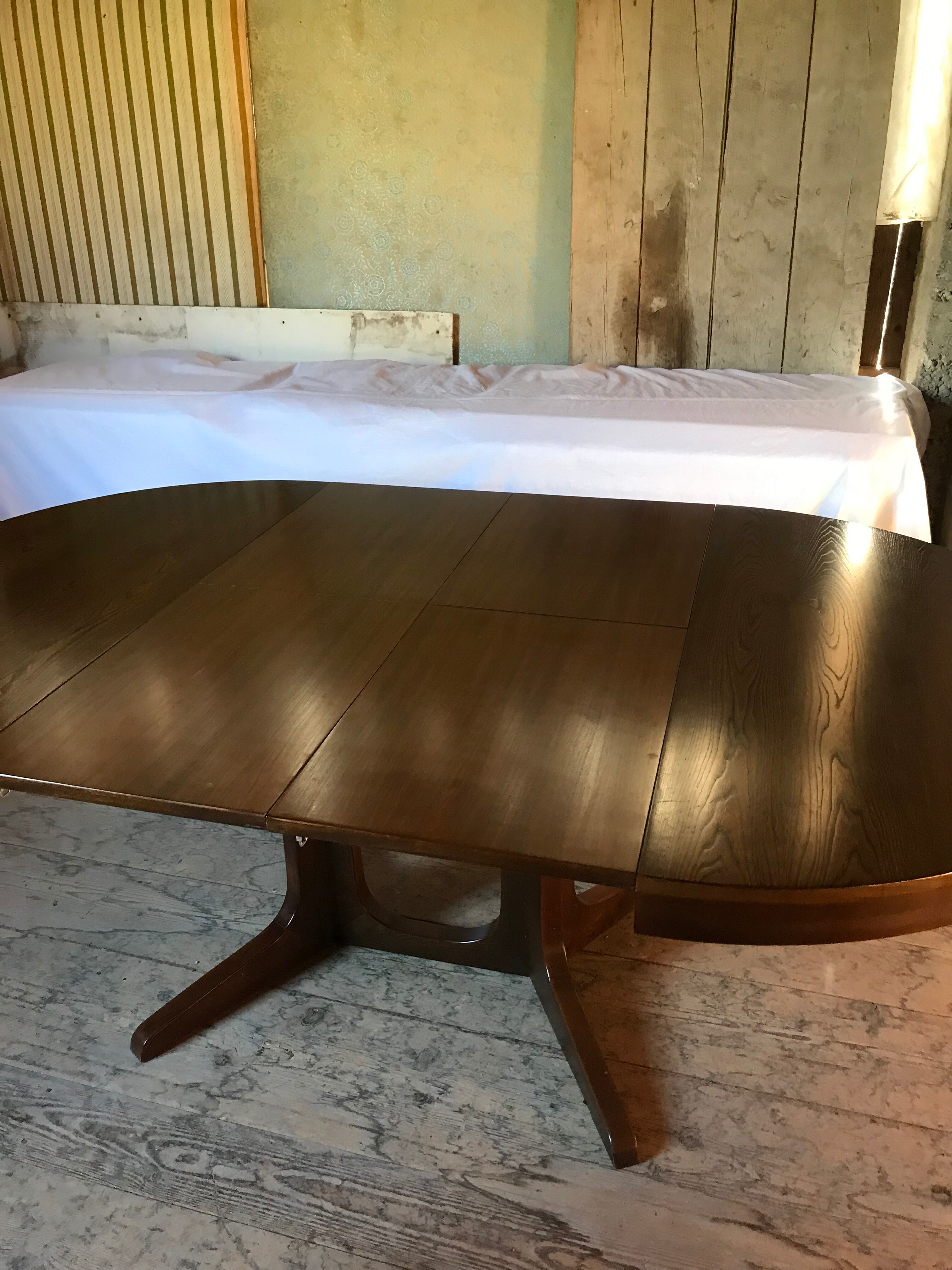 Round vintage Baumann table