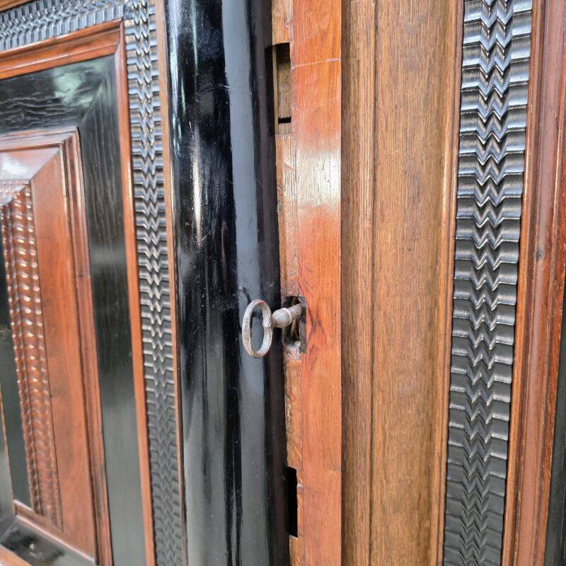 Beautiful 17th-century Dutch cabinet in rosewood and ebony marquetry.