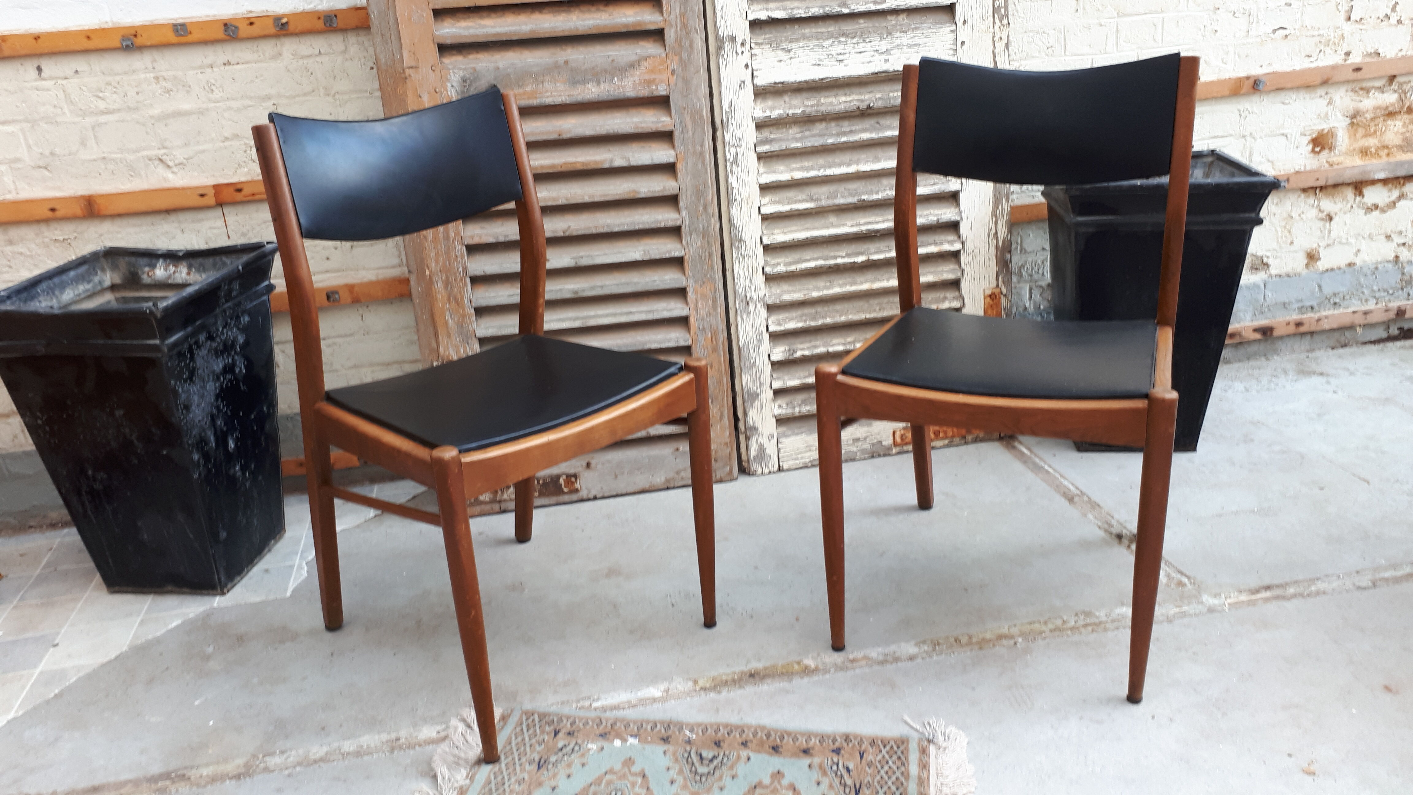 Lot of 6 Scandinavian chairs
