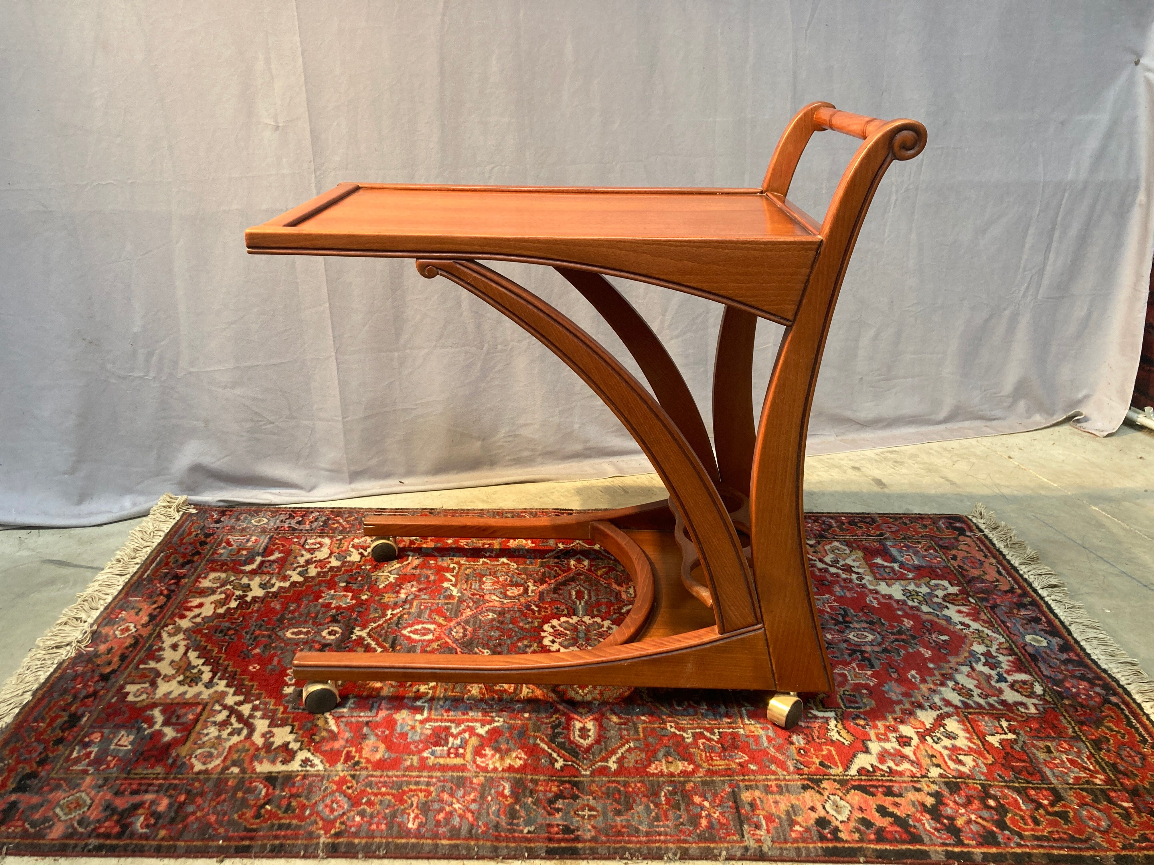 Desserte bar en bois sur roulettes
