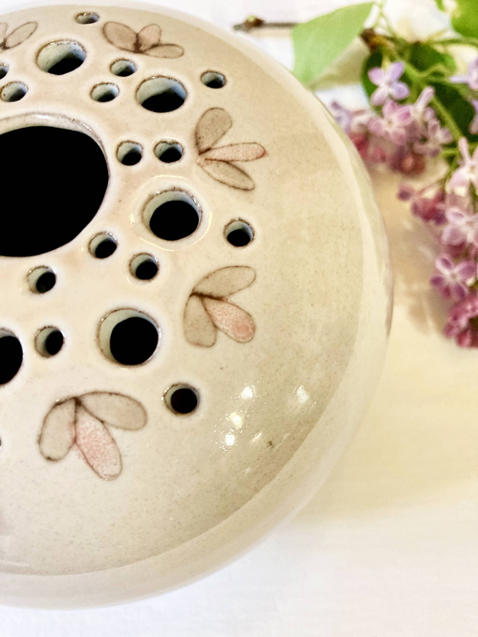 Vase pique fleurs en céramique vernissée