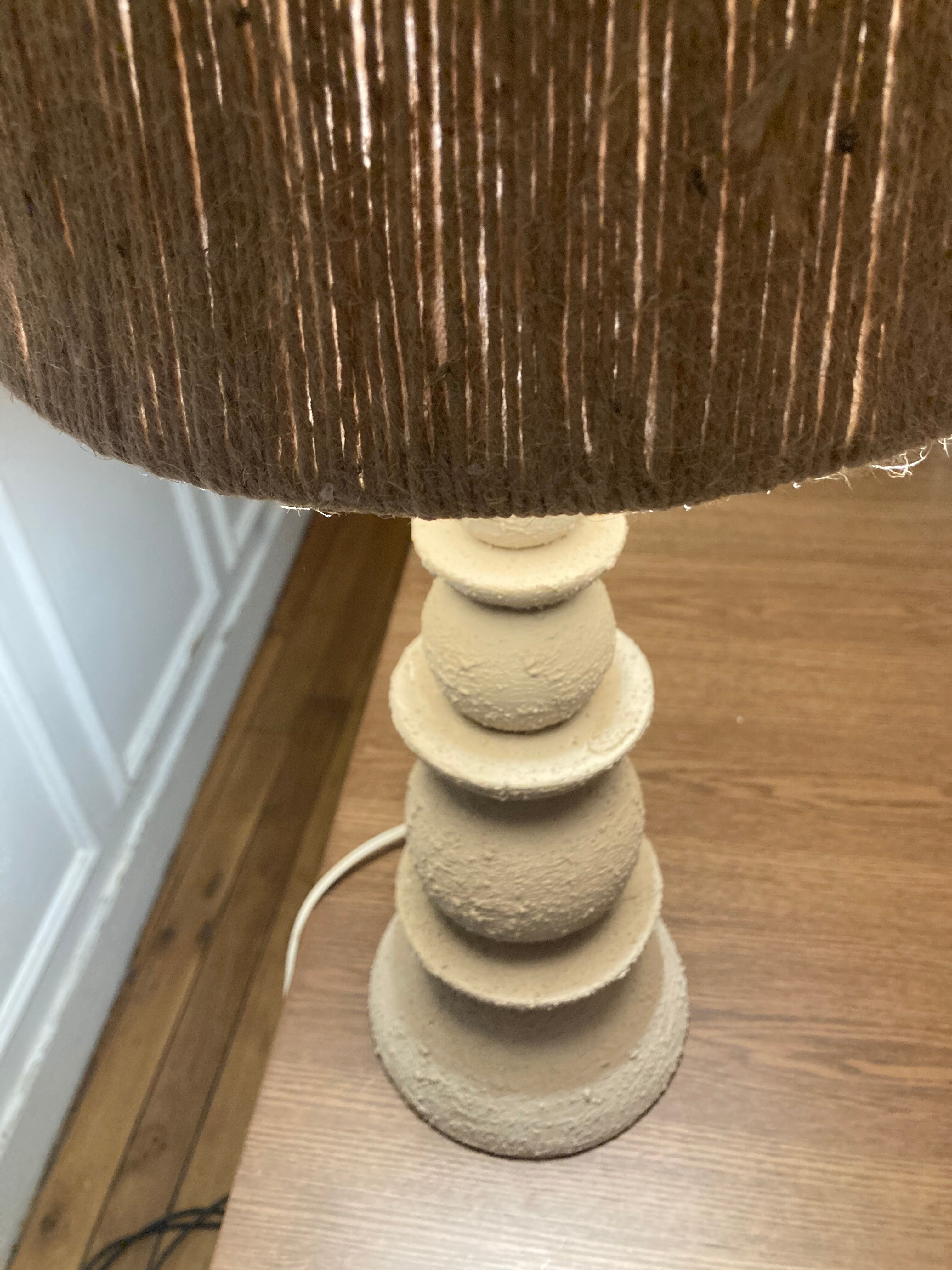 Lampe à poser artisanale en terre et corde