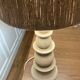 Lampe à poser artisanale en terre et corde