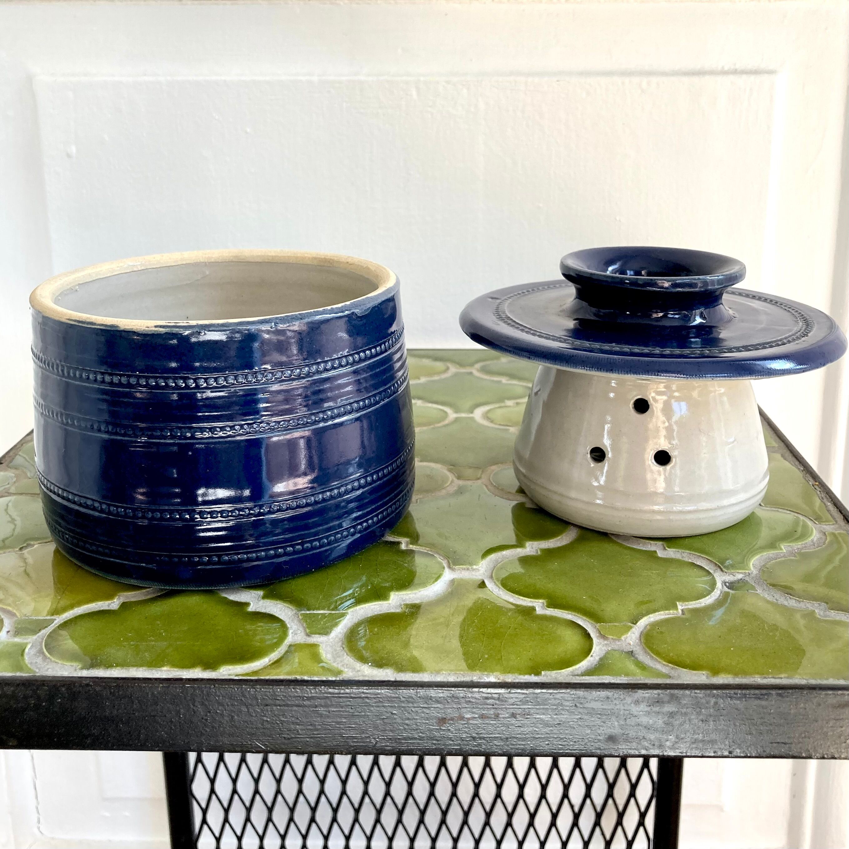 Water-bearing stoneware pot