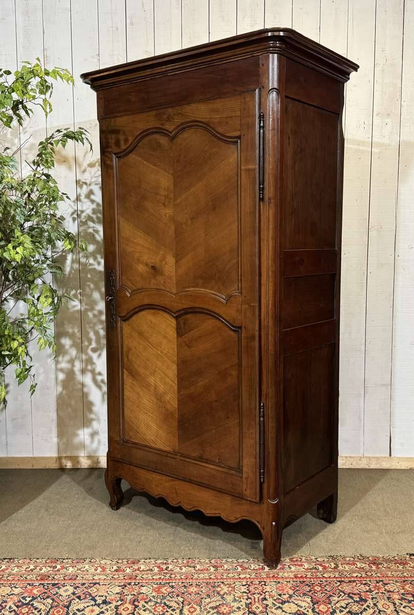 Louis XV bonnetière in cherry wood, early 19th century.