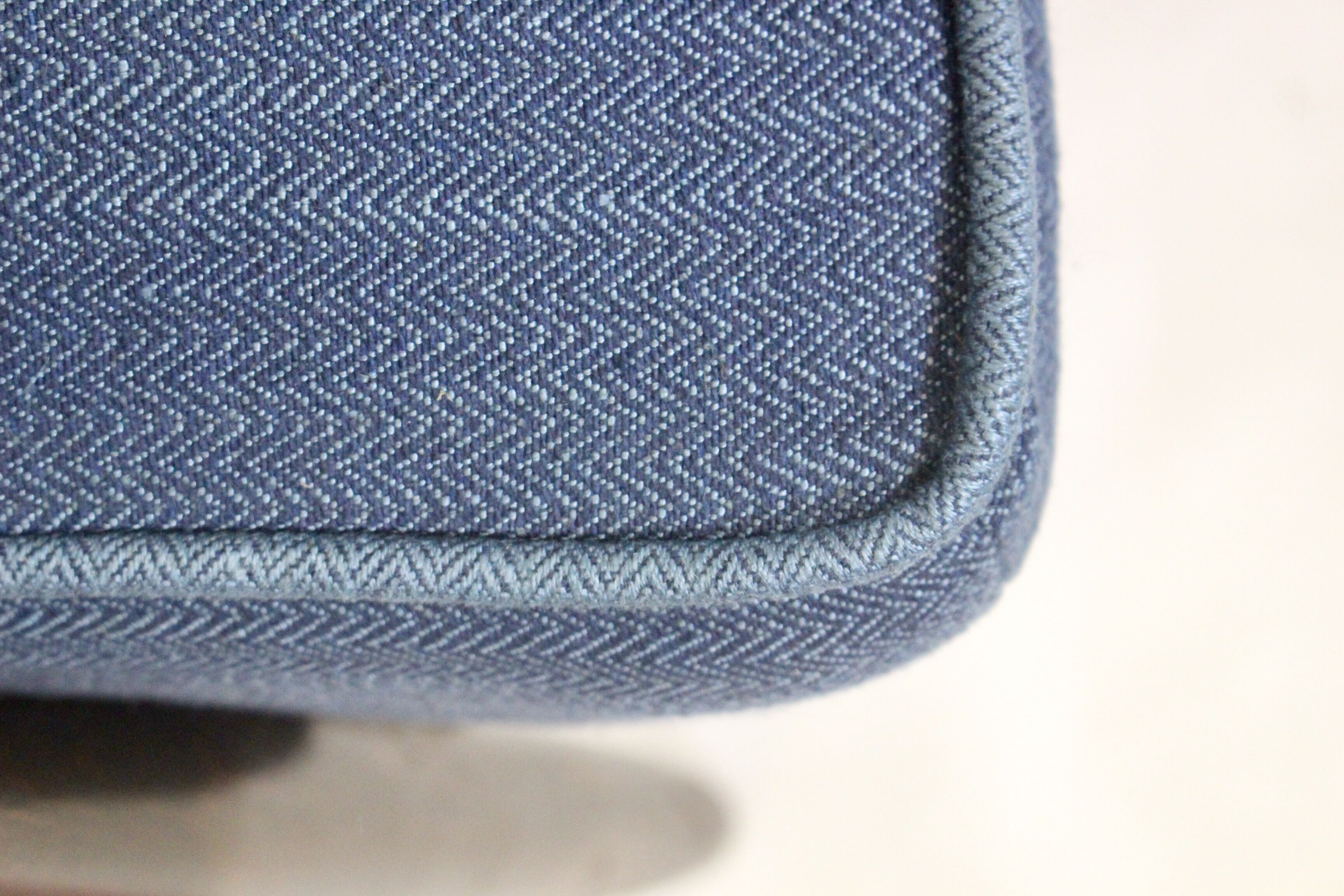 Fauteuil scandinave 1960 tissu bleu foncé effet chevron retapissé