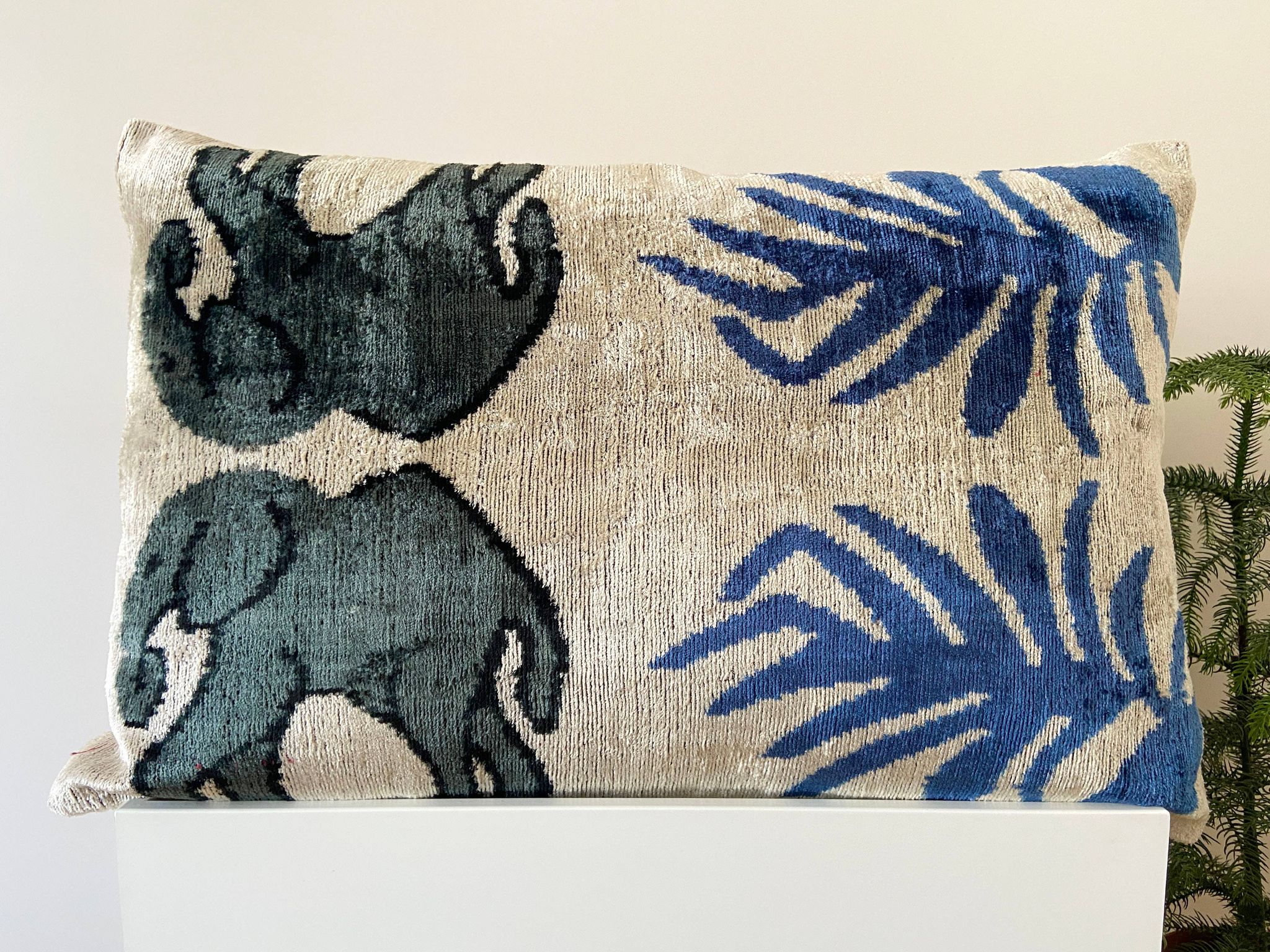 Coussin Ikat en velours éléphants persans