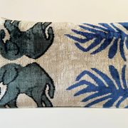 Coussin Ikat en velours éléphants persans