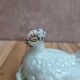 Petite poule couveuse en opaline blanche peinte ancienne