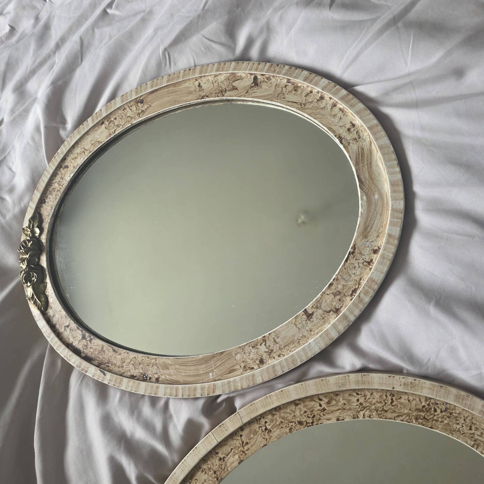 paire de miroirs ovales anciens