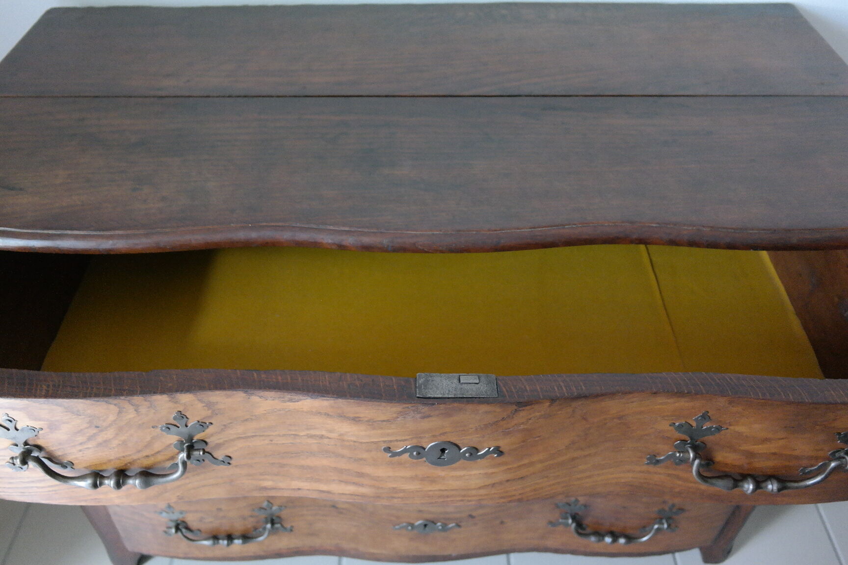 Commode arbalète campagnarde en chêne xxème