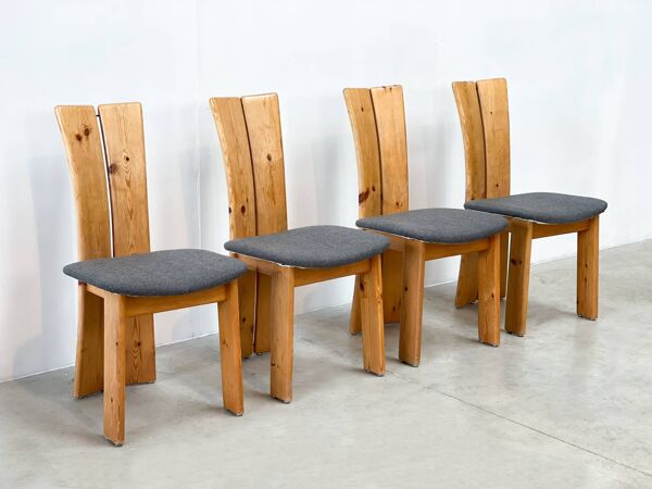 Ensemble de quatre chaises sculpturales brutalistes en chêne