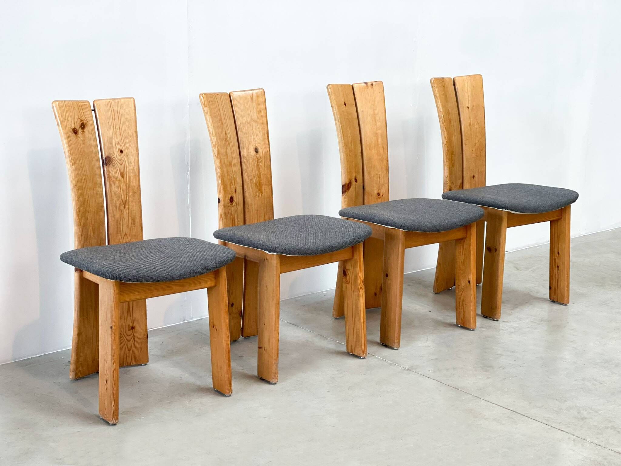 Ensemble de quatre chaises sculpturales brutalistes en chêne