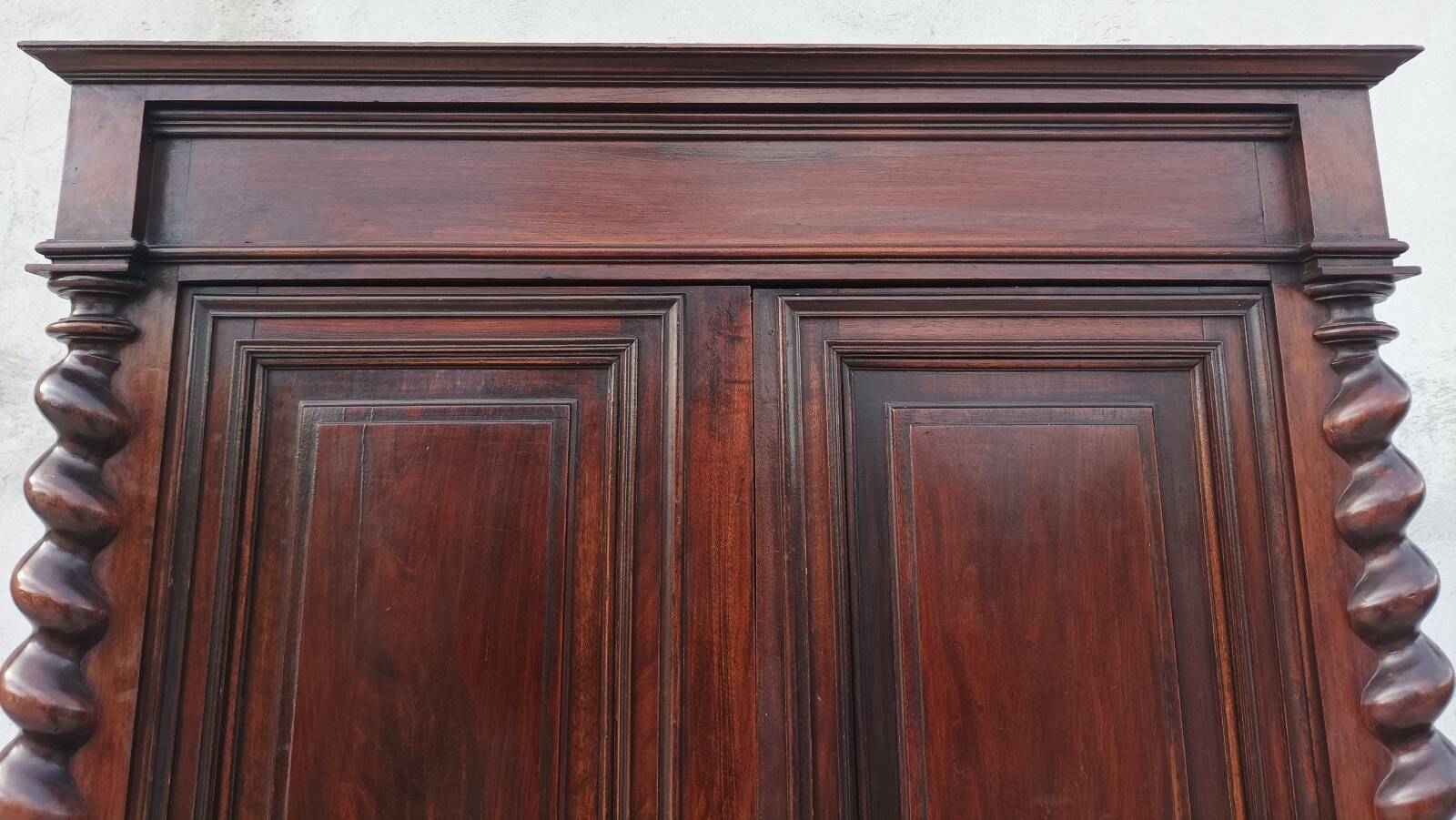 Buffet with 2 bodies Louis XIII in walnut, 19th century.