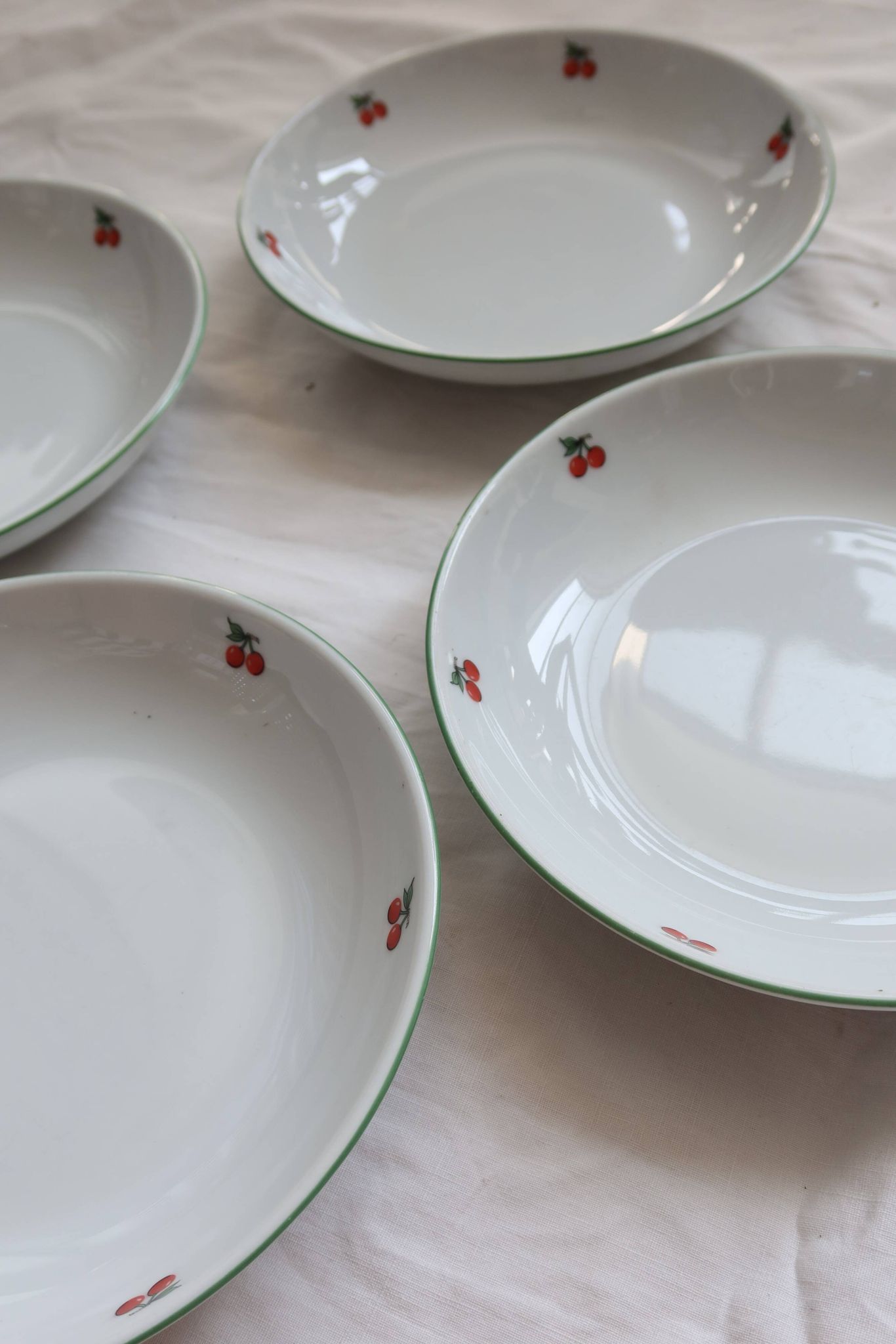 4 assiettes creuses vintage porcelaine – Motif cerises