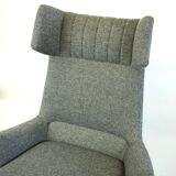 Fauteuil à oreilles monumental gris autrichien du milieu du siècle par Oswald Haerdtl