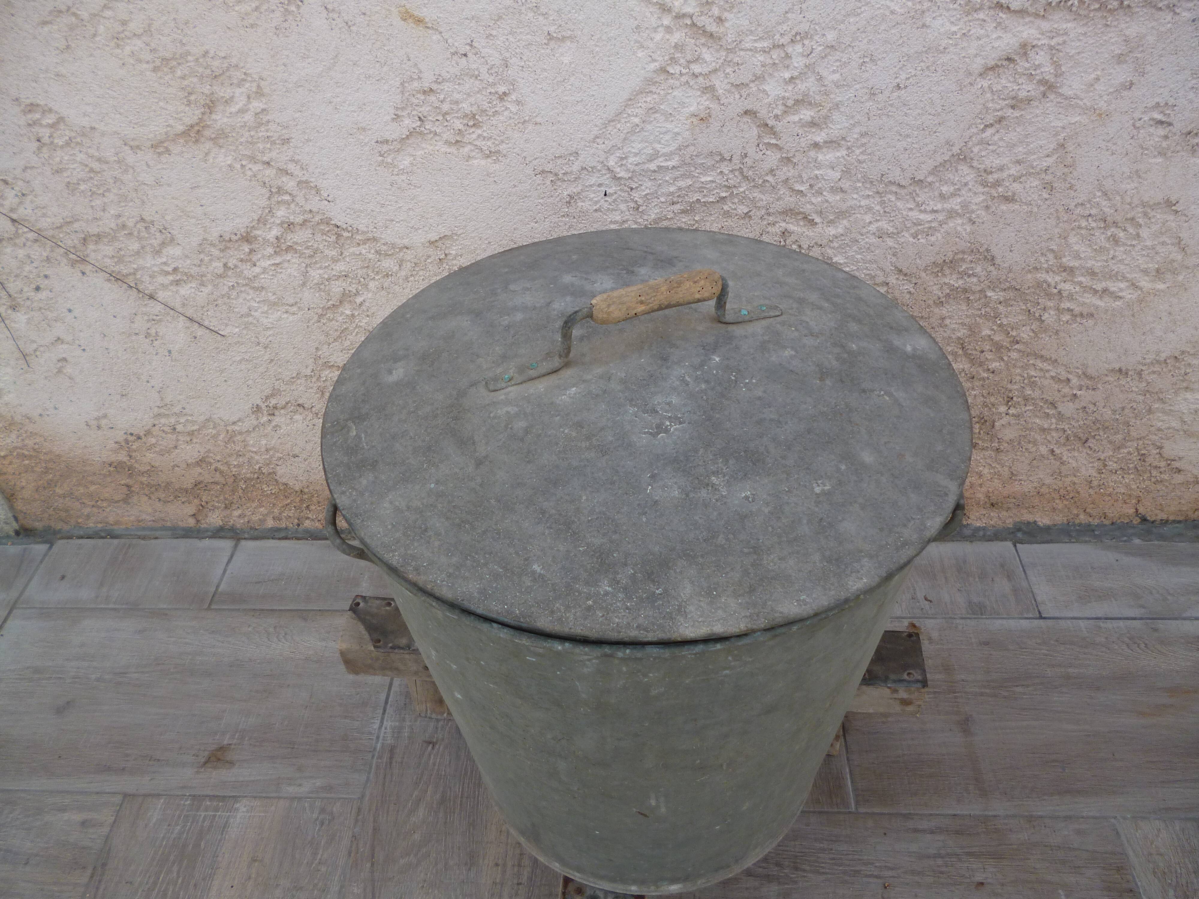 Zinc basin and its tripod