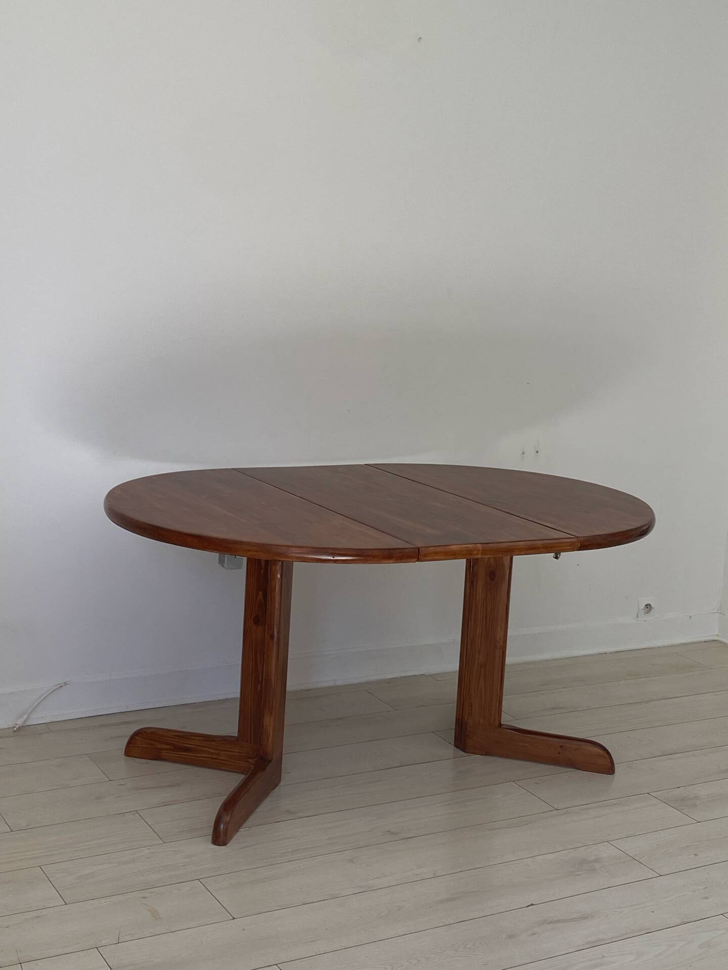 Extendable table for 4/6 people in pine.