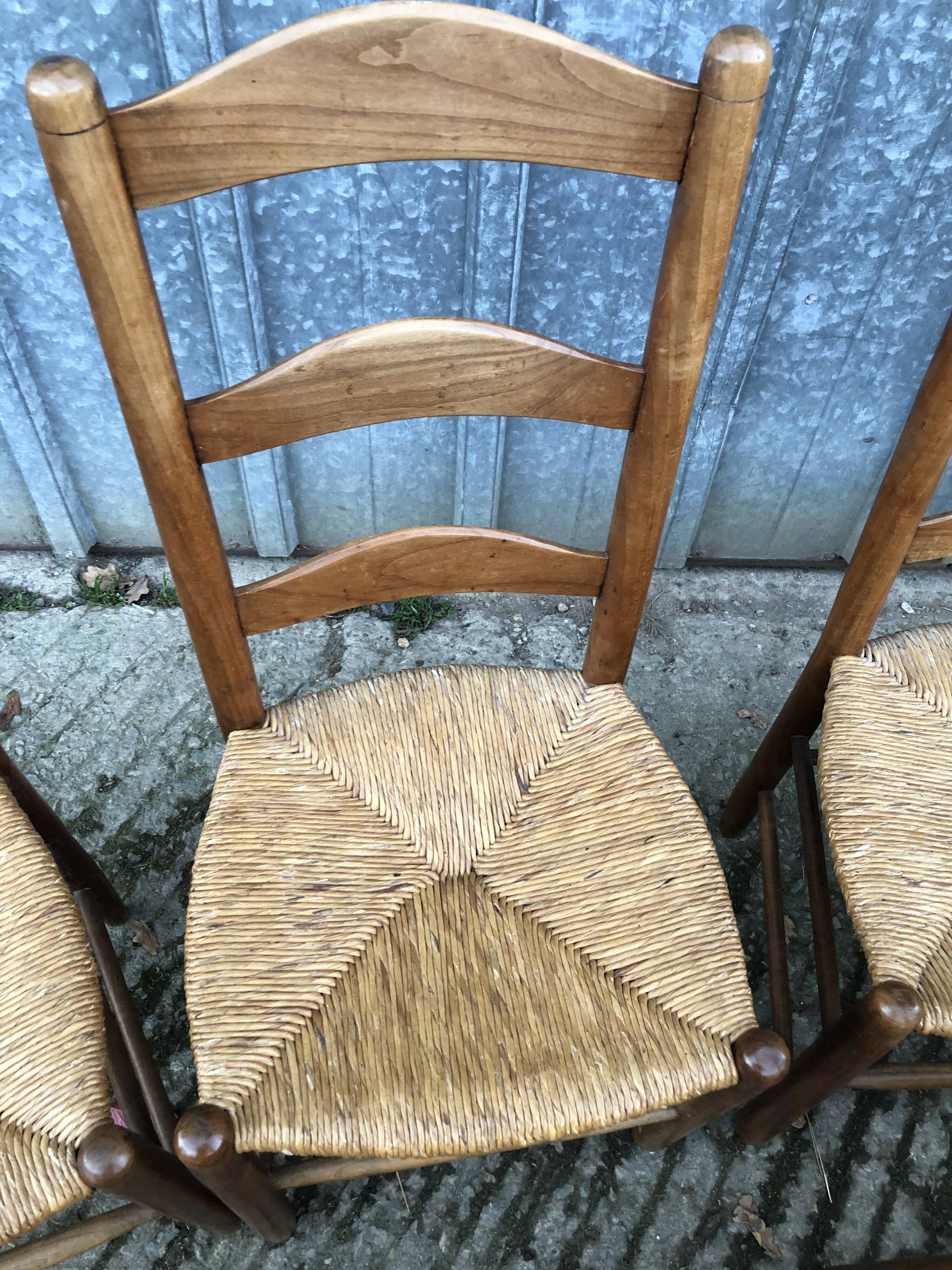 8 Chaises  anciennes vendéennes paillées en cerisier massif.