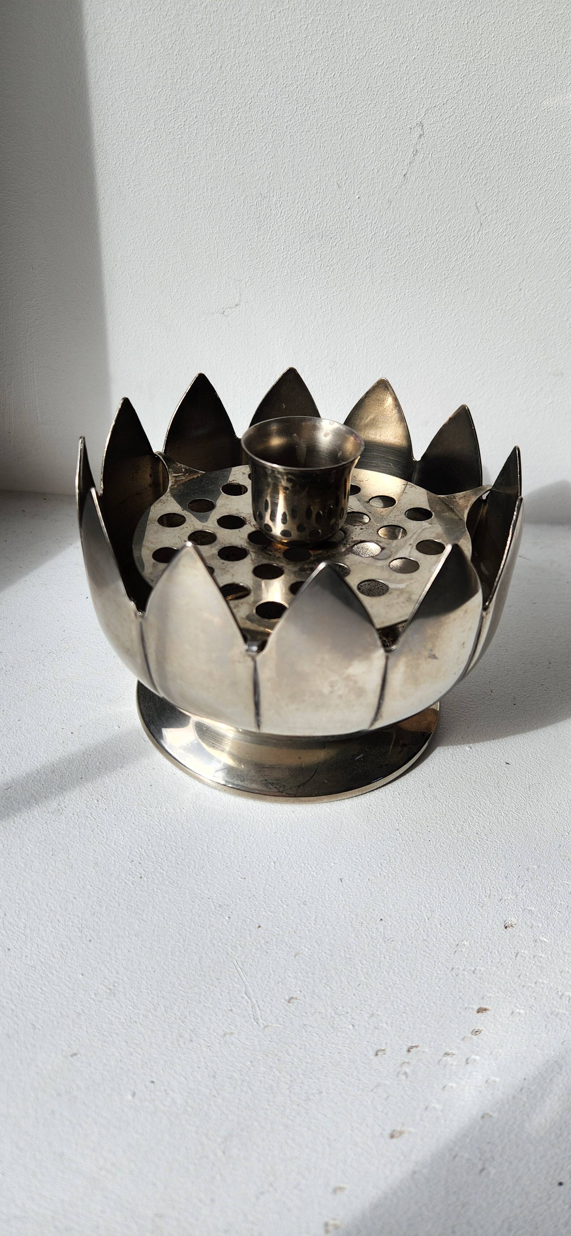 Pique-fleur lotus avec bougeoir en métal argenté
