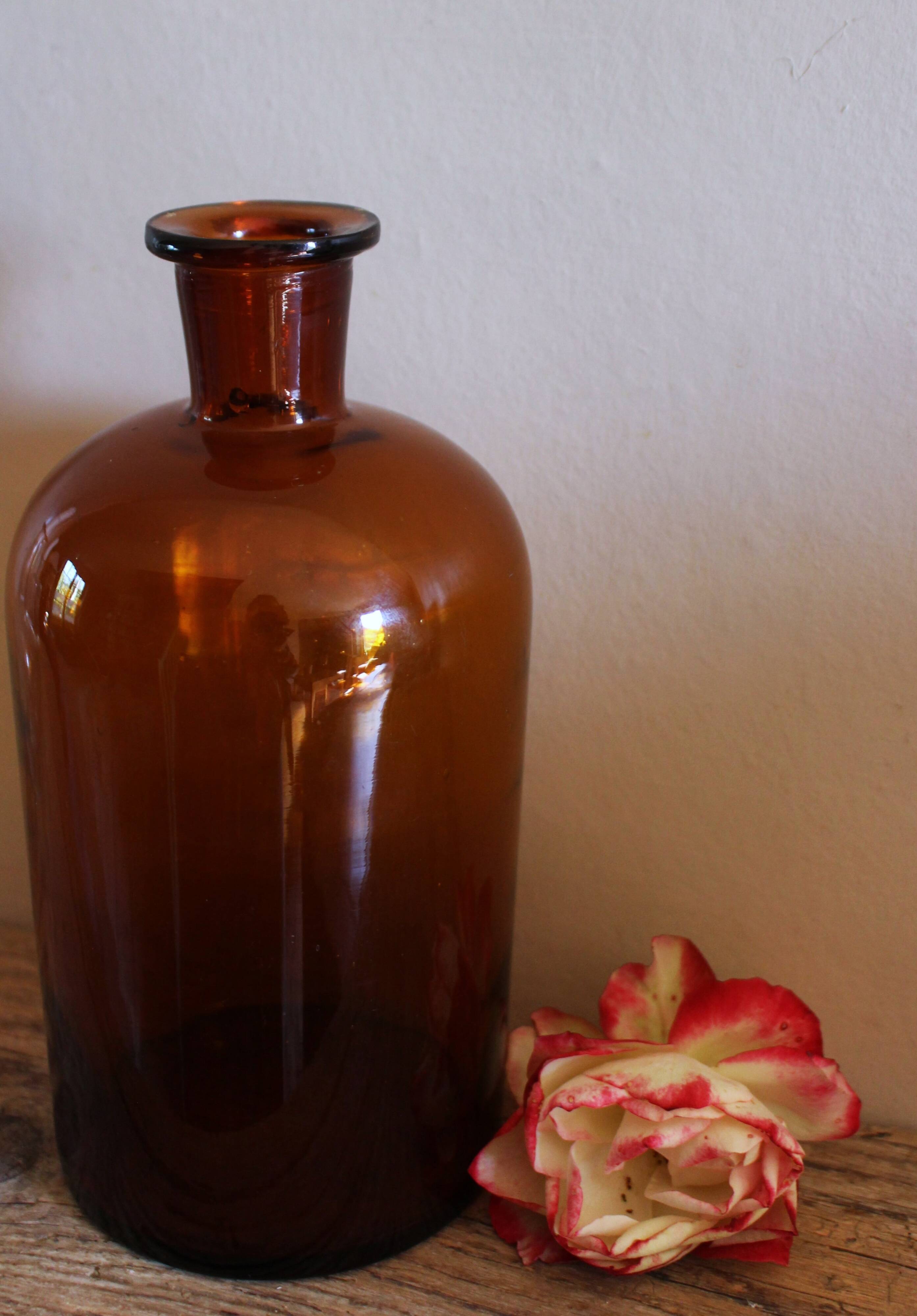 Vase en verre ambré flacon vintage