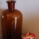 Vase en verre ambré flacon vintage