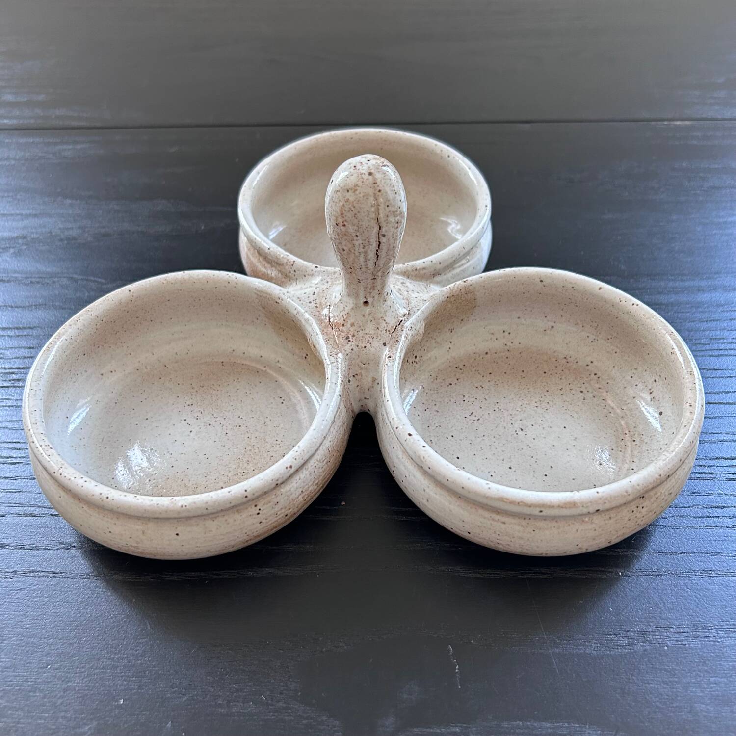 Beige stoneware servant