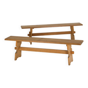 une paire de bancs en