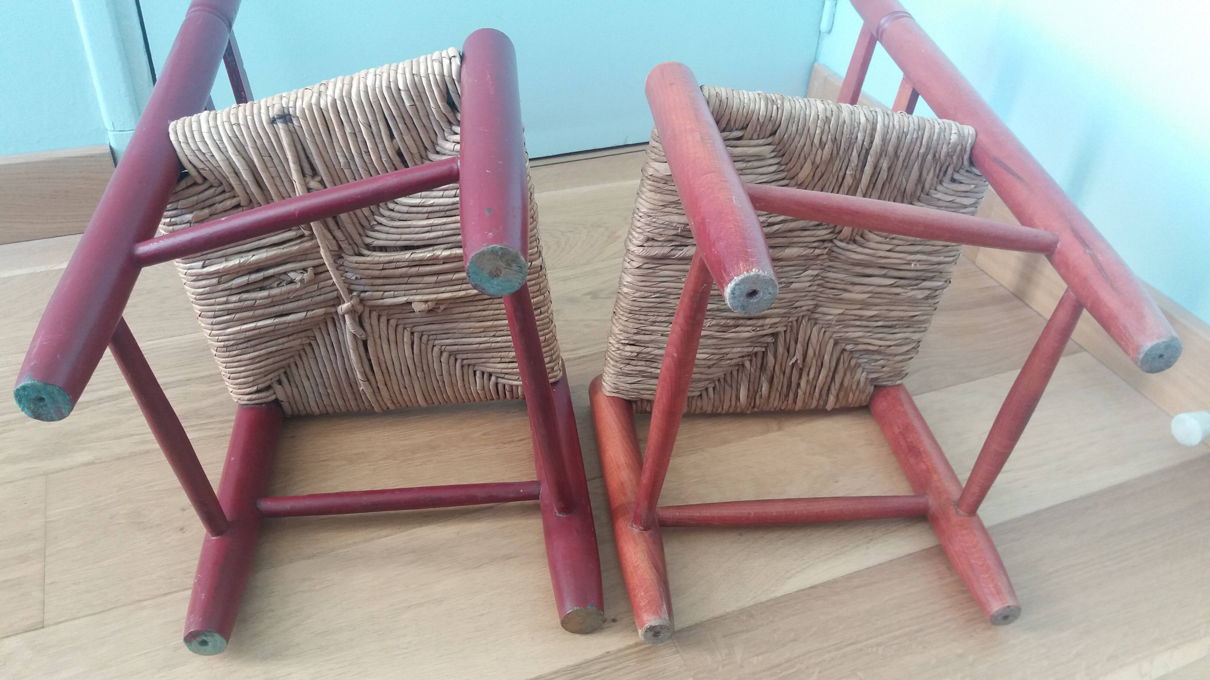 Children's straw chairs made of wood and straw.