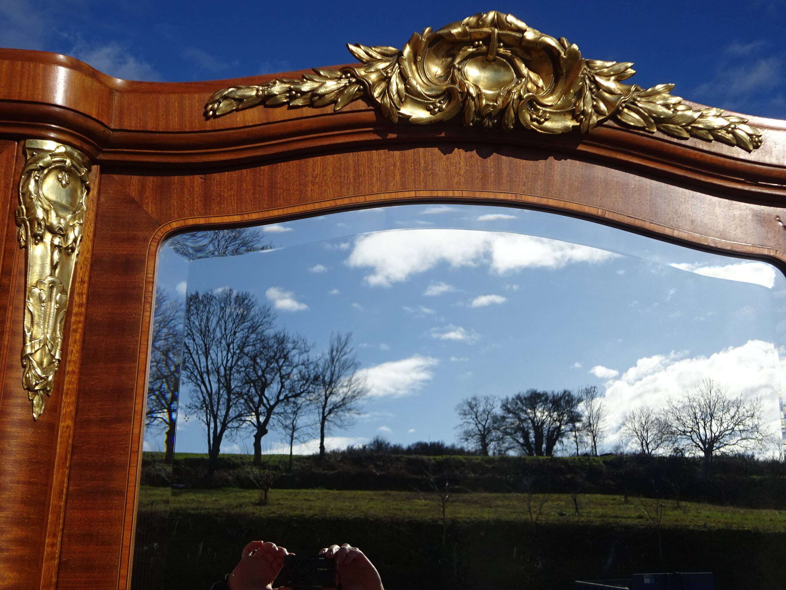 Ancienne armoire de style Louis XVI avec marqueterie et bronzes