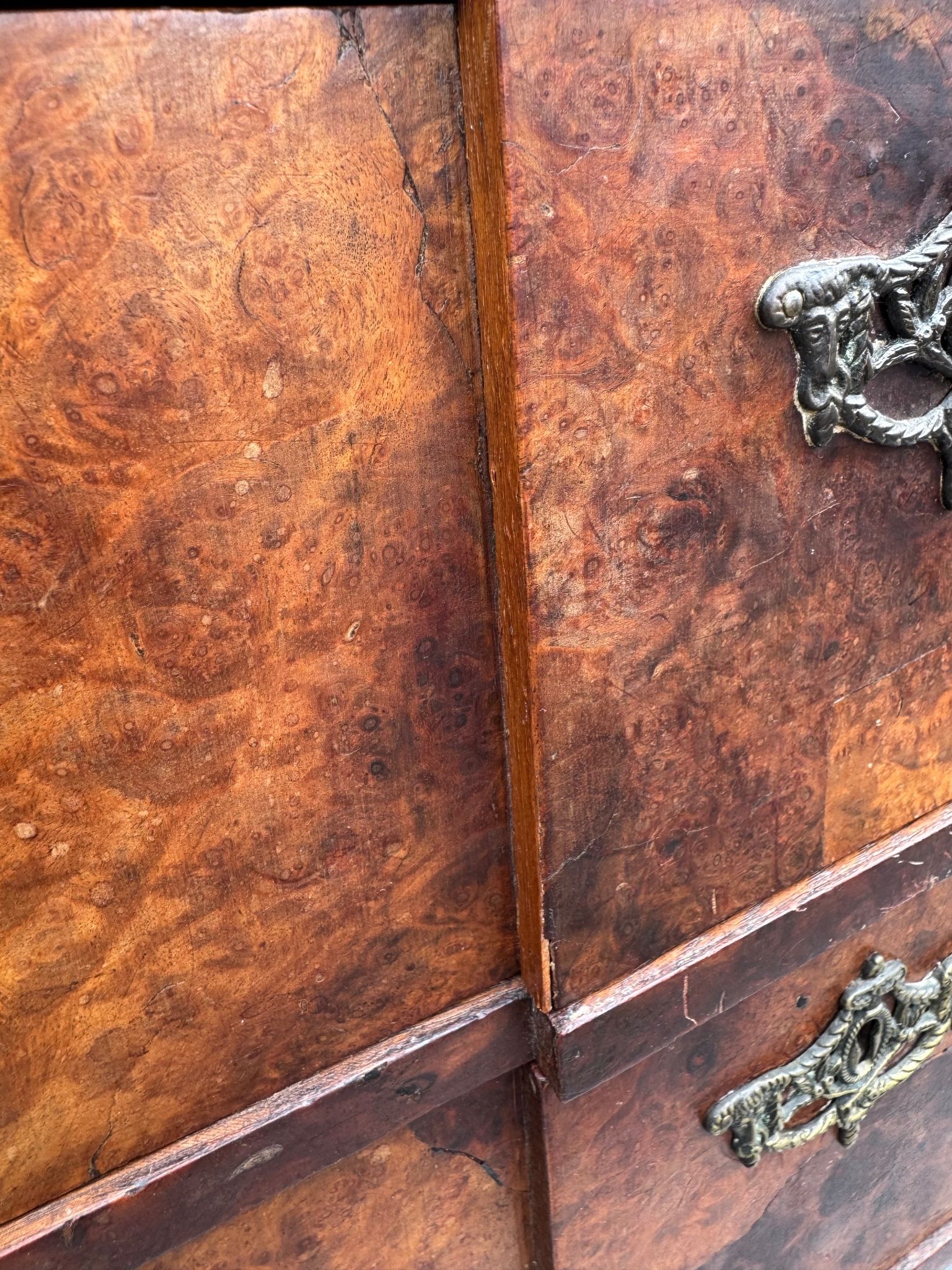 Commode en bois de burl vintage