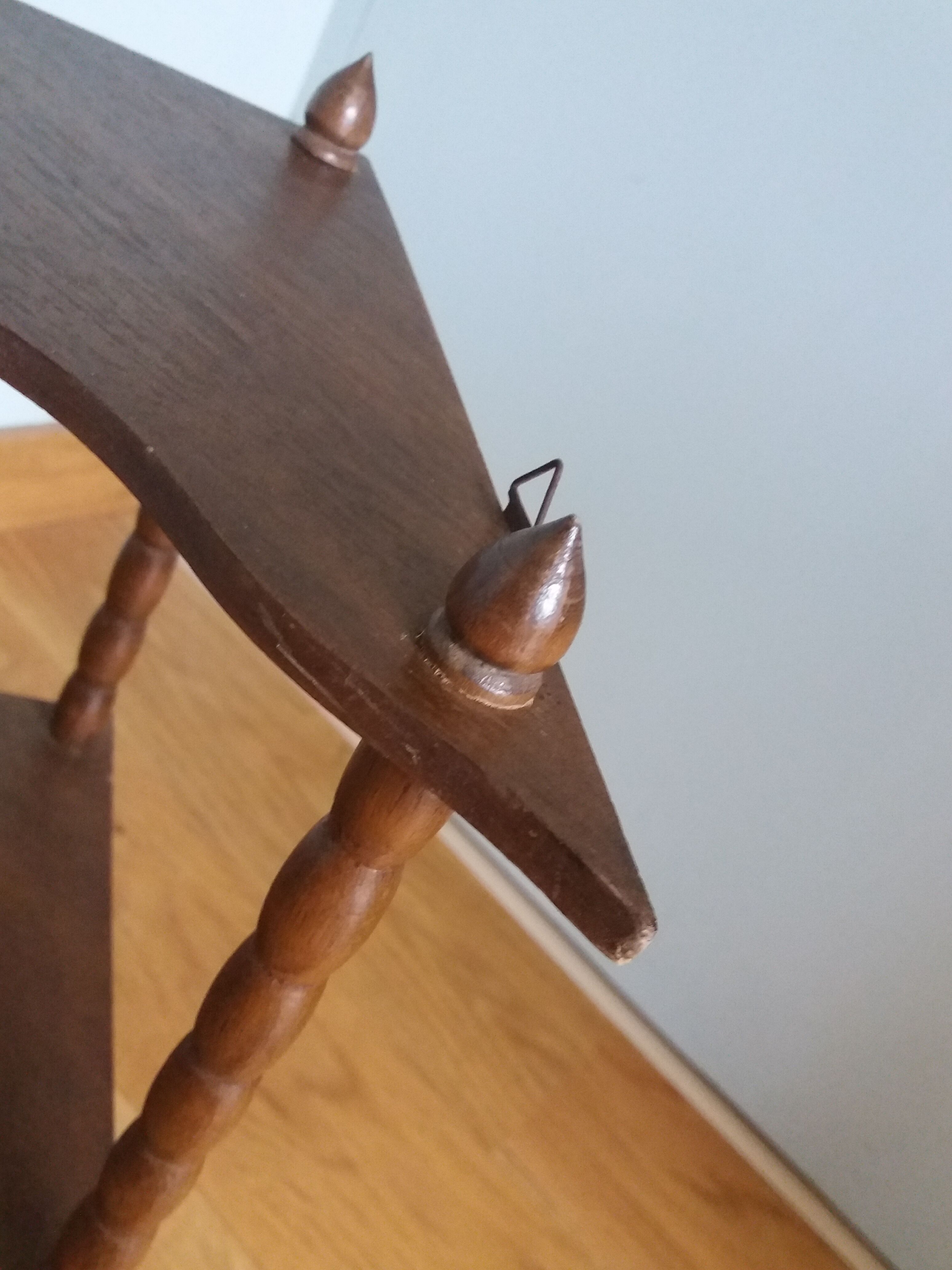 Hanging corner wall shelf