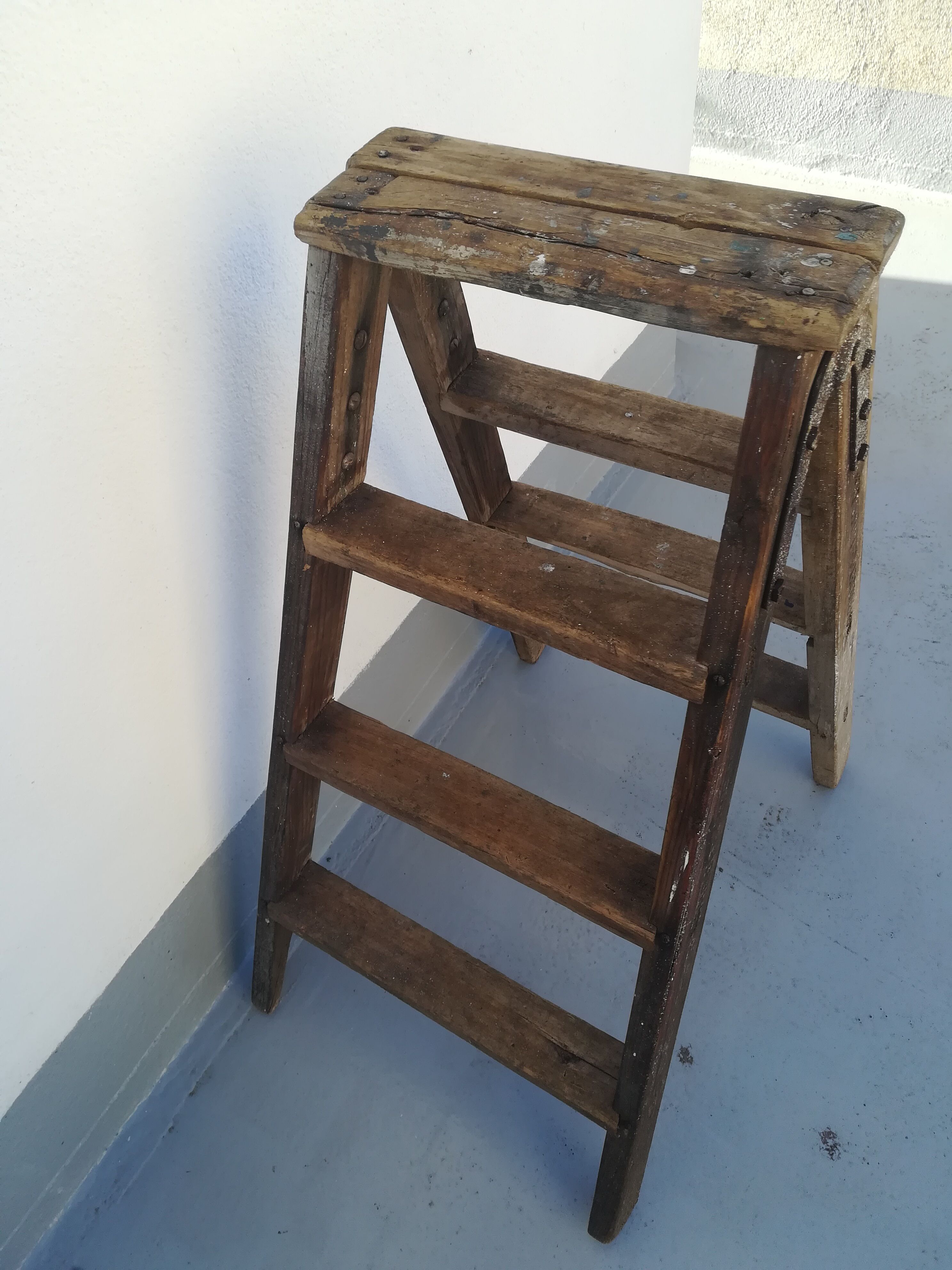 Stepladder has 4 steps