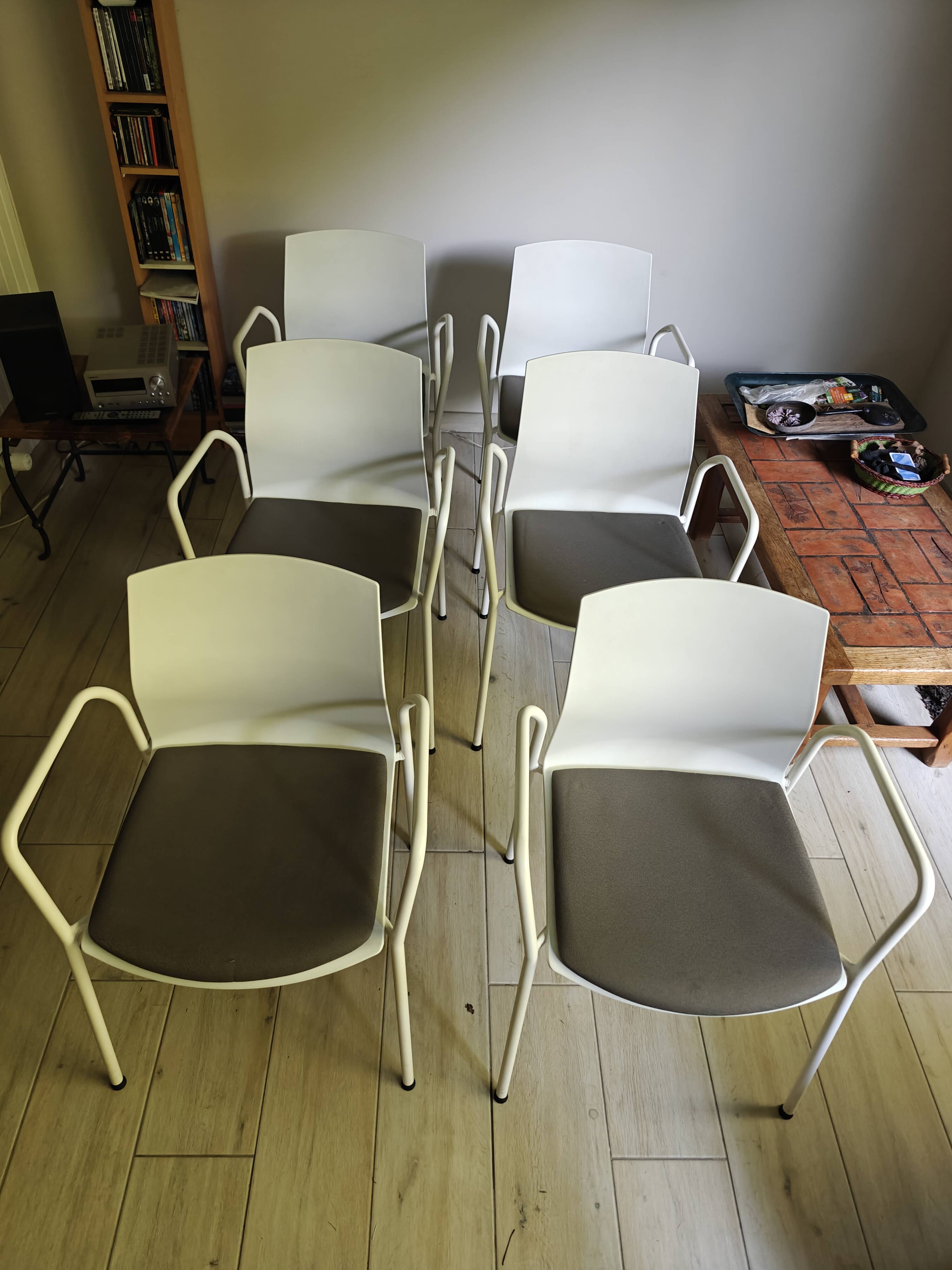 6 Akaba Kabi ergonomic chairs designed by Jorge Pensi (stackable)