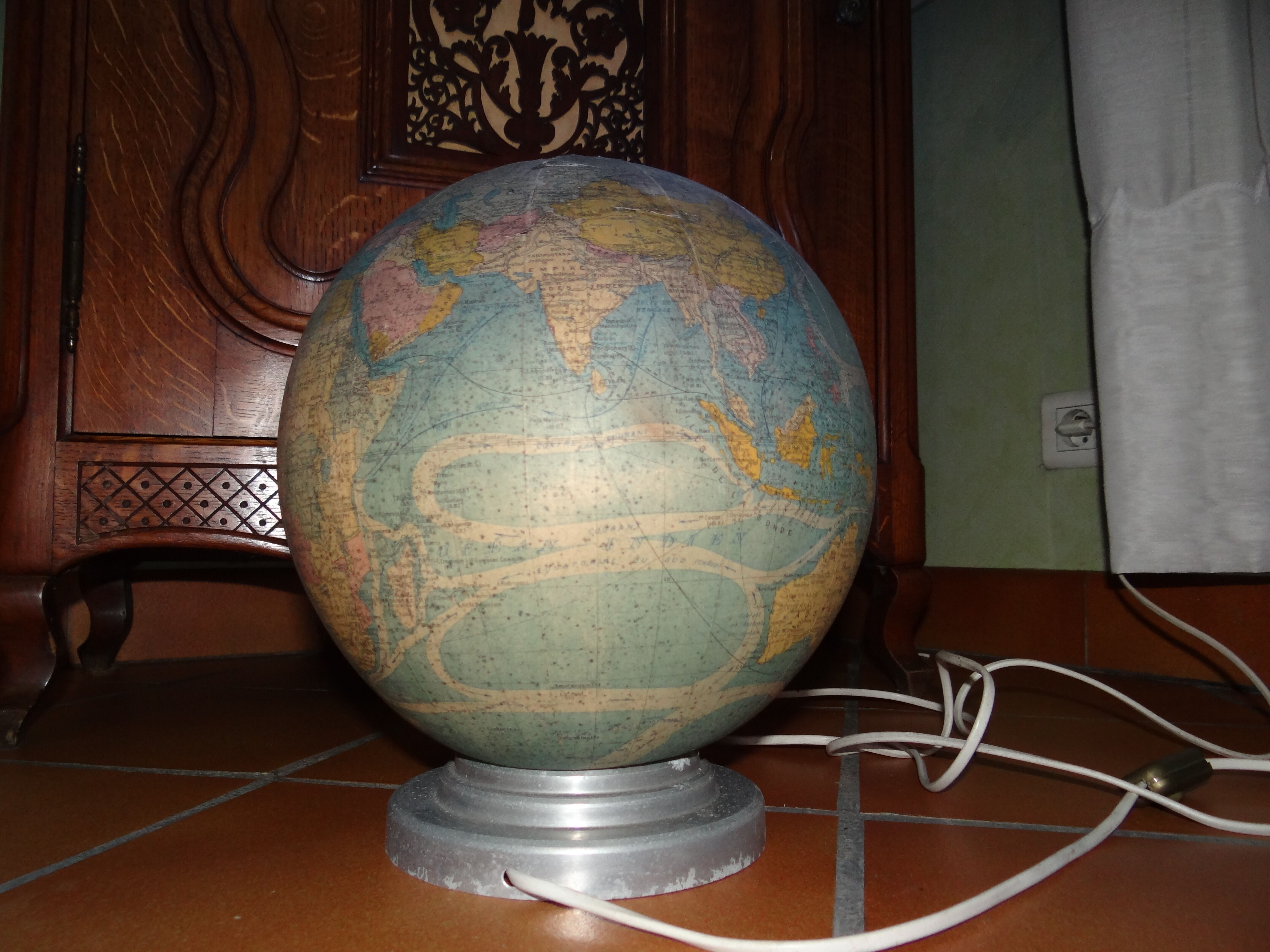 Perrina 1950 glass globe