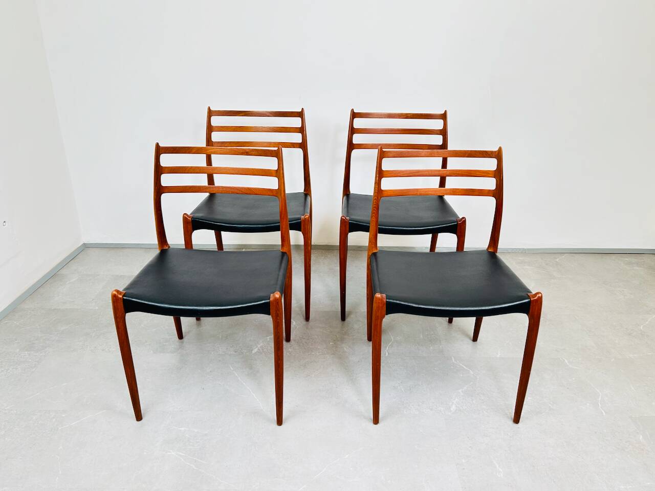Ensemble de 4 chaises modèle 78 en teck et cuir par Niels O. Møller
