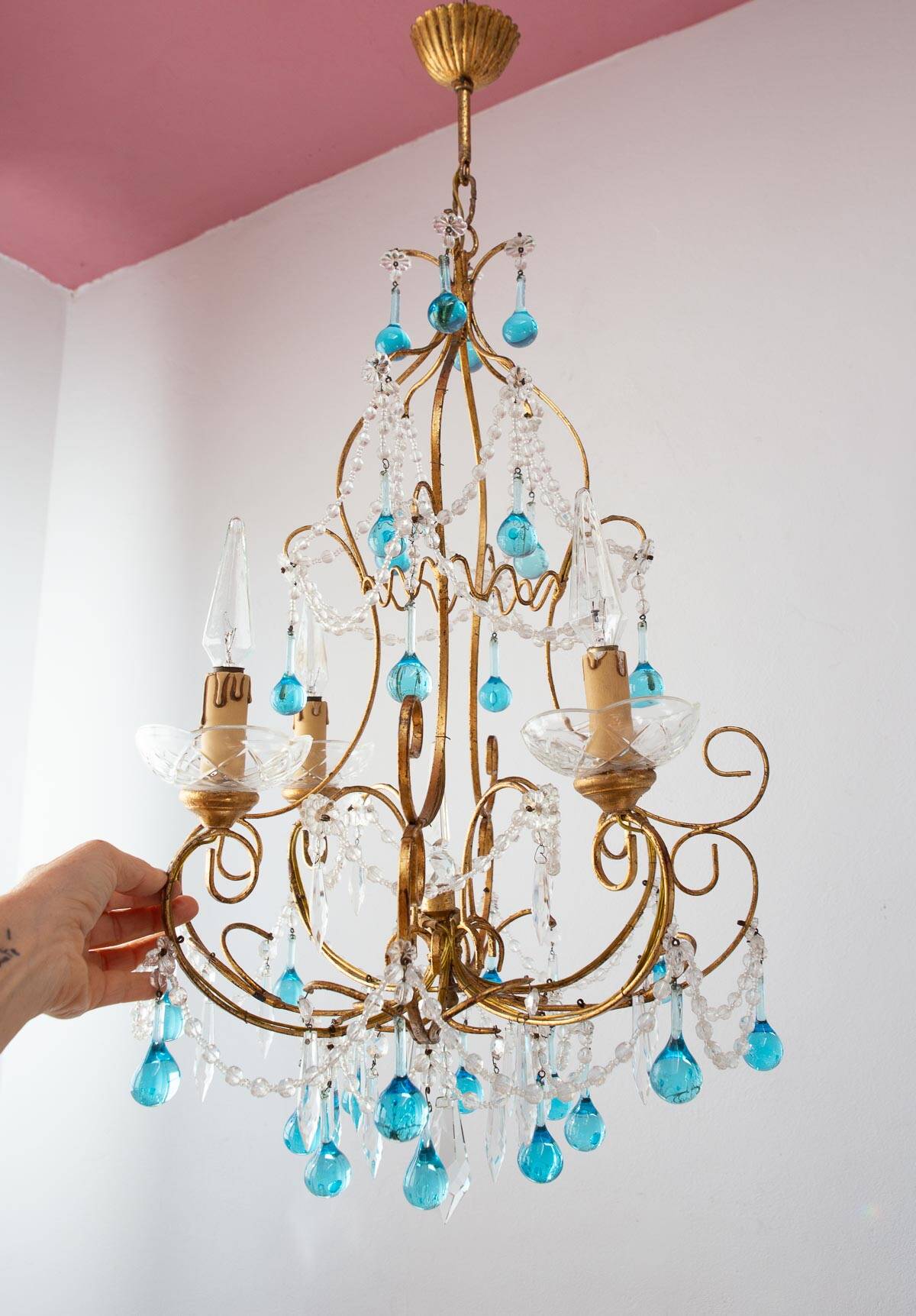 Italian chandelier in gold metal and blue crystal drops