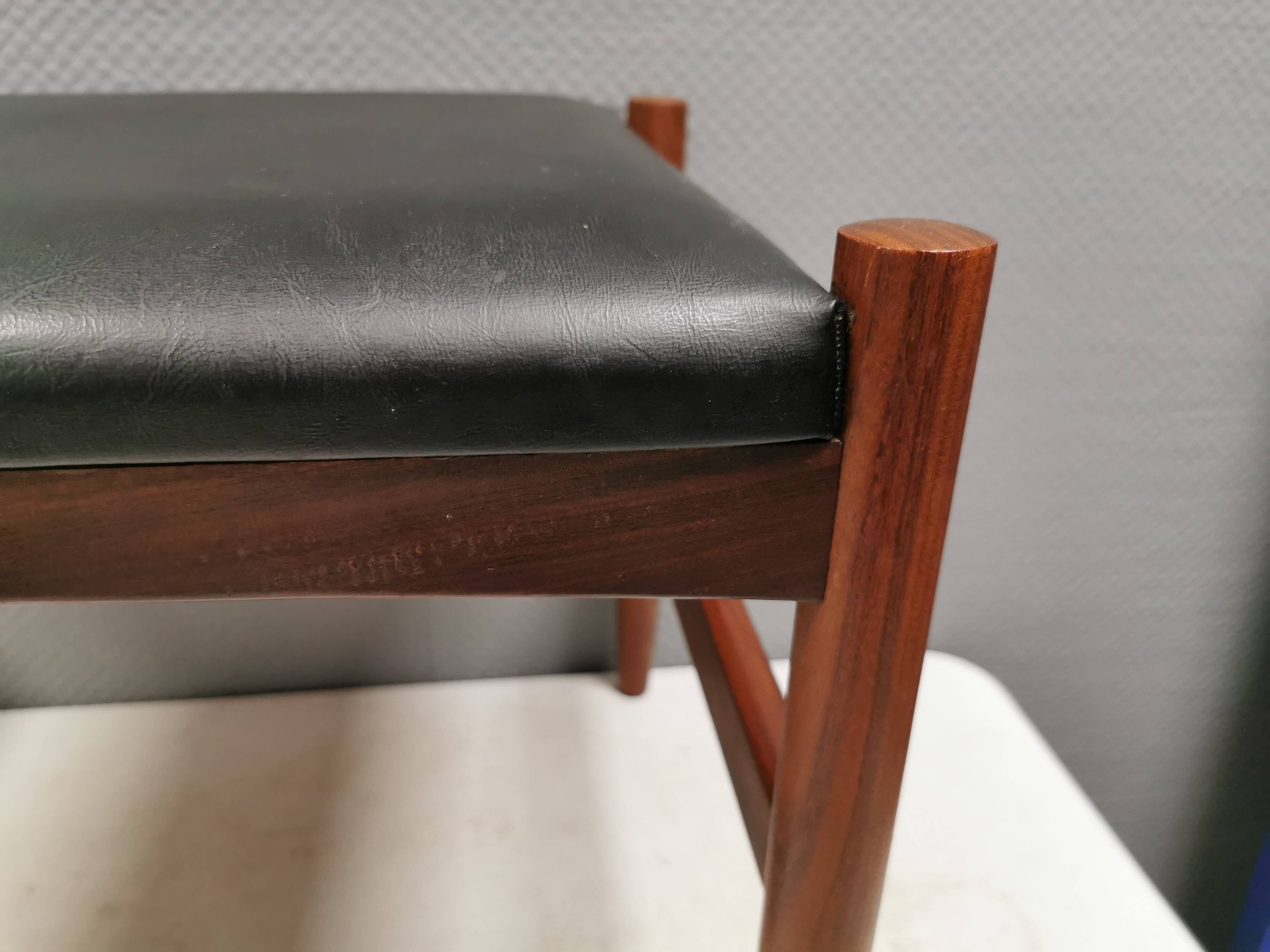 Pouf danois en teck et simili cuir noir 'Skai', années 1960-70.
