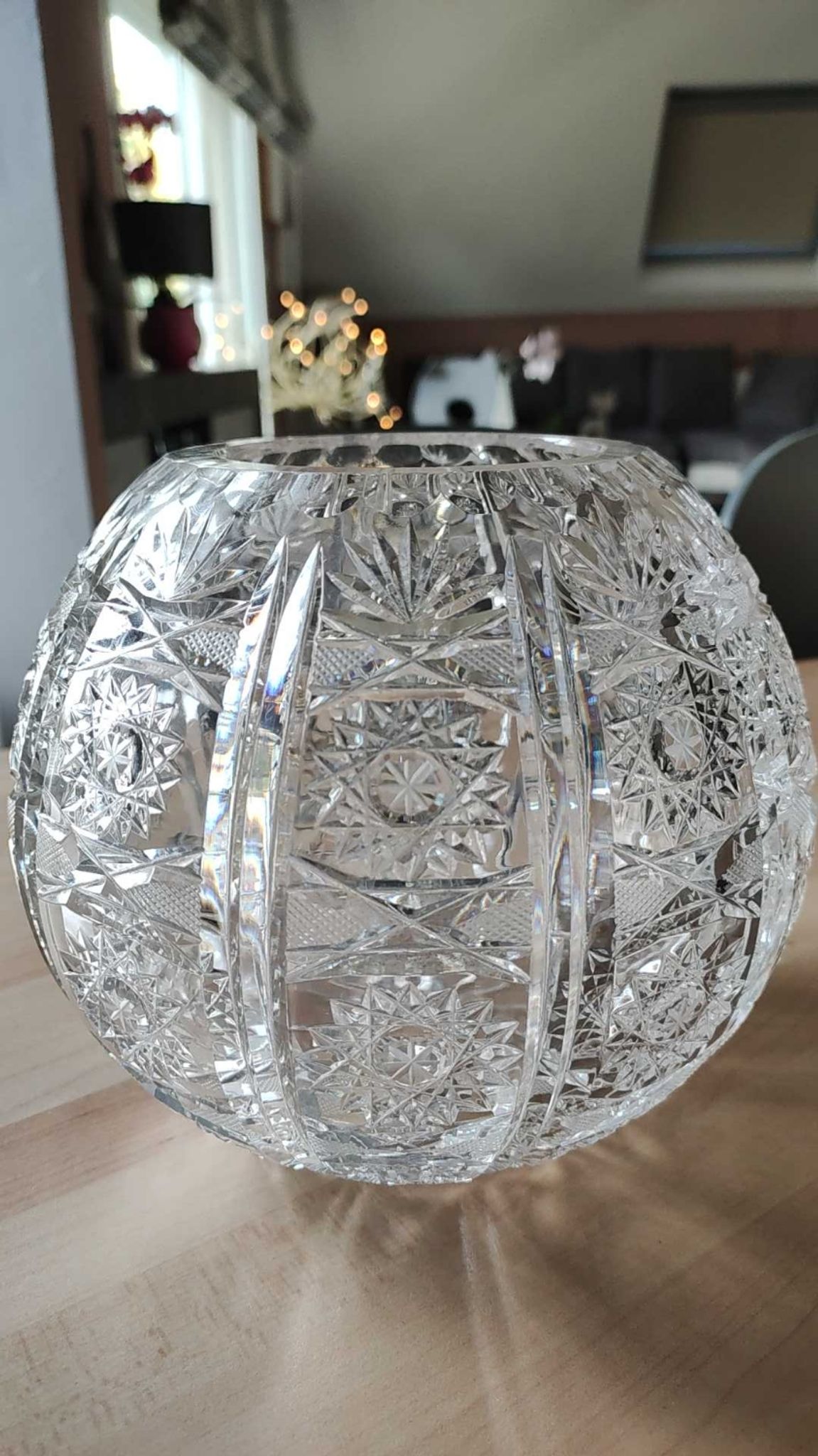 Vase shaped ball in carved Bohemian crystal. Star motifs, diamond braces, hardwoods. Diam 16 cm
