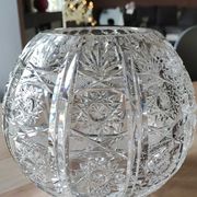 Vase shaped ball in carved Bohemian crystal. Star motifs, diamond braces, hardwoods. Diam 16 cm