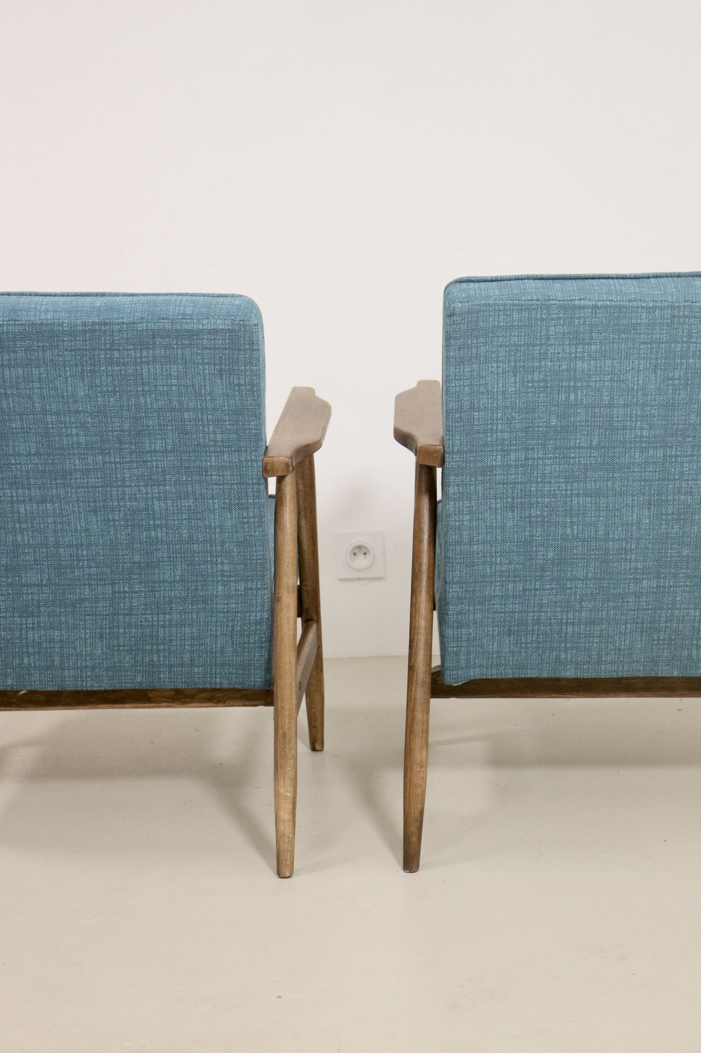 Pair of armchairs Henryk lily 300-190s 1970