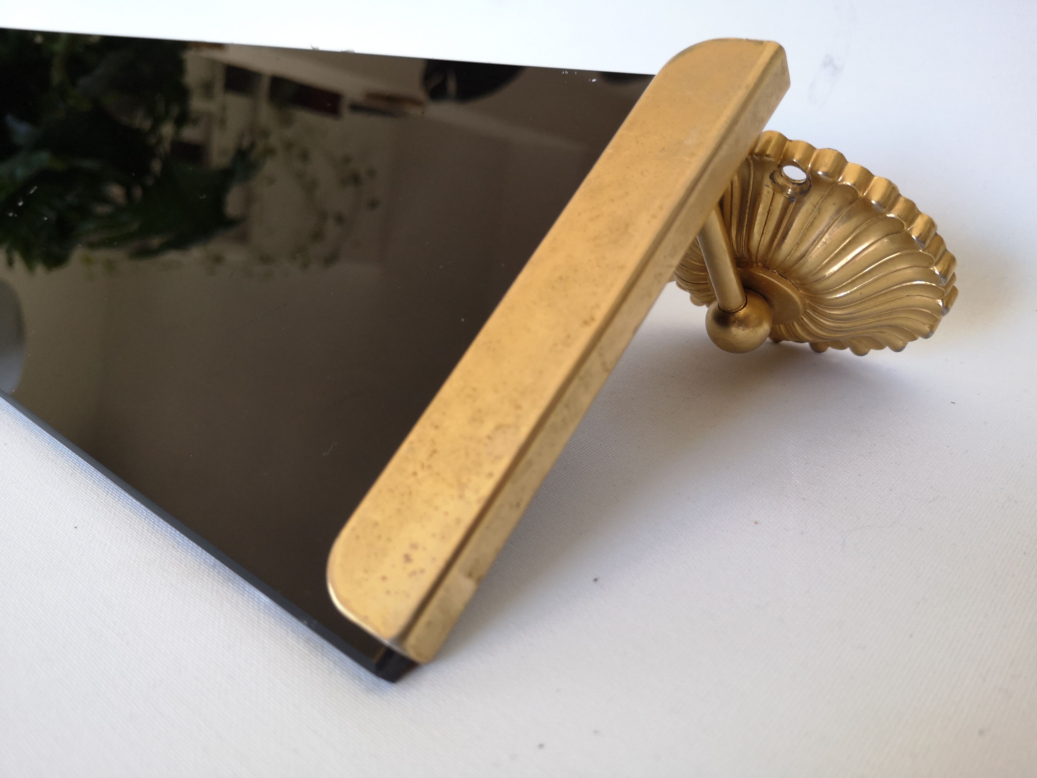 Wall shelf in glass and gold metal