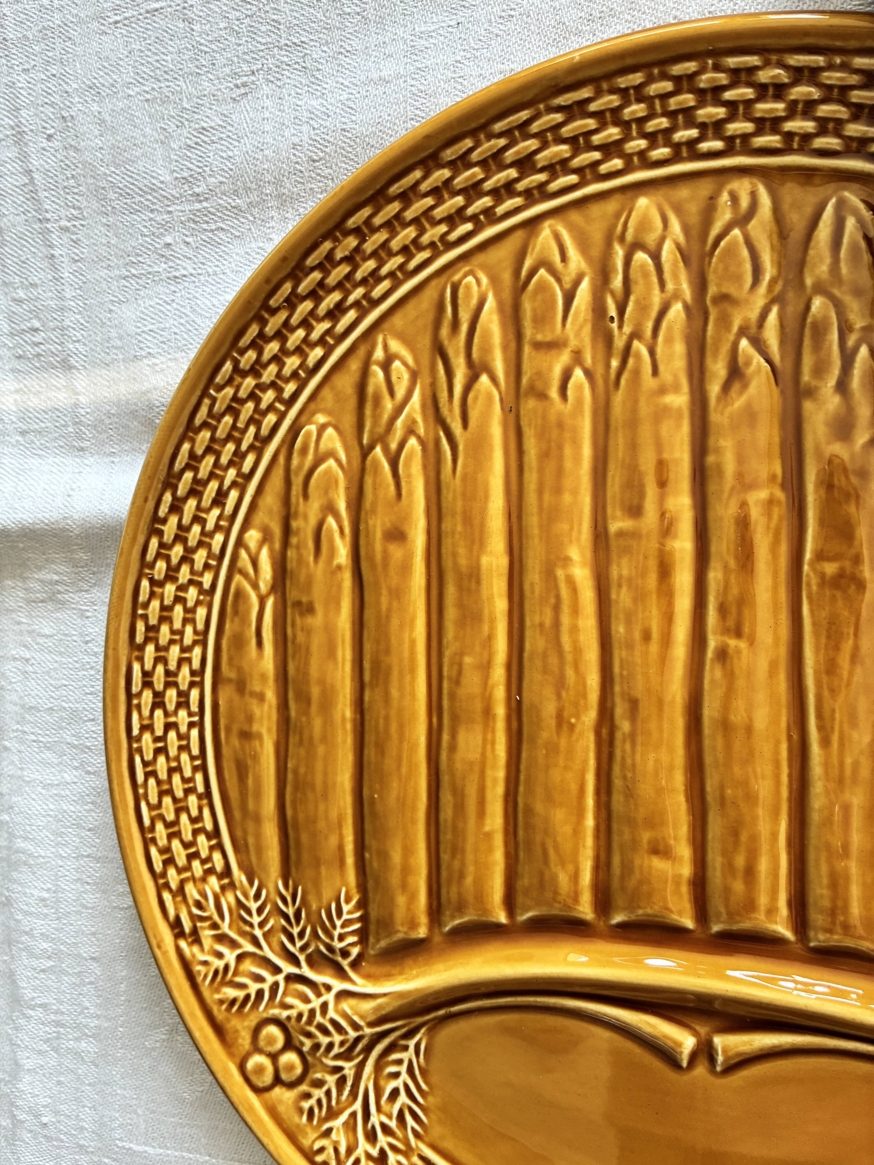 Flat plate for serving asparagus