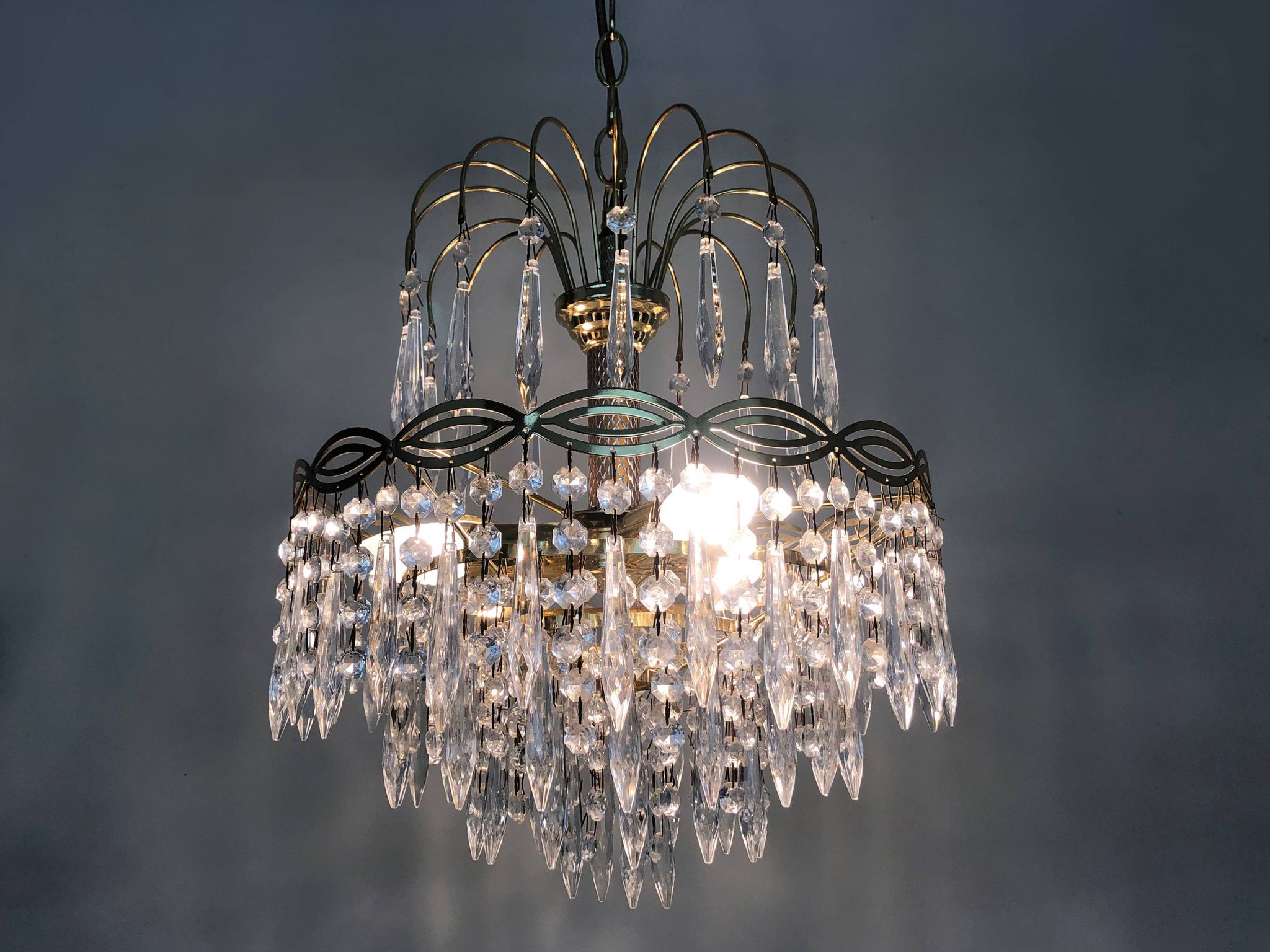 Chandelier, ceiling lamp crown in bronze or brass, 3 floors, 3 lights, glass grapevines. Year 90