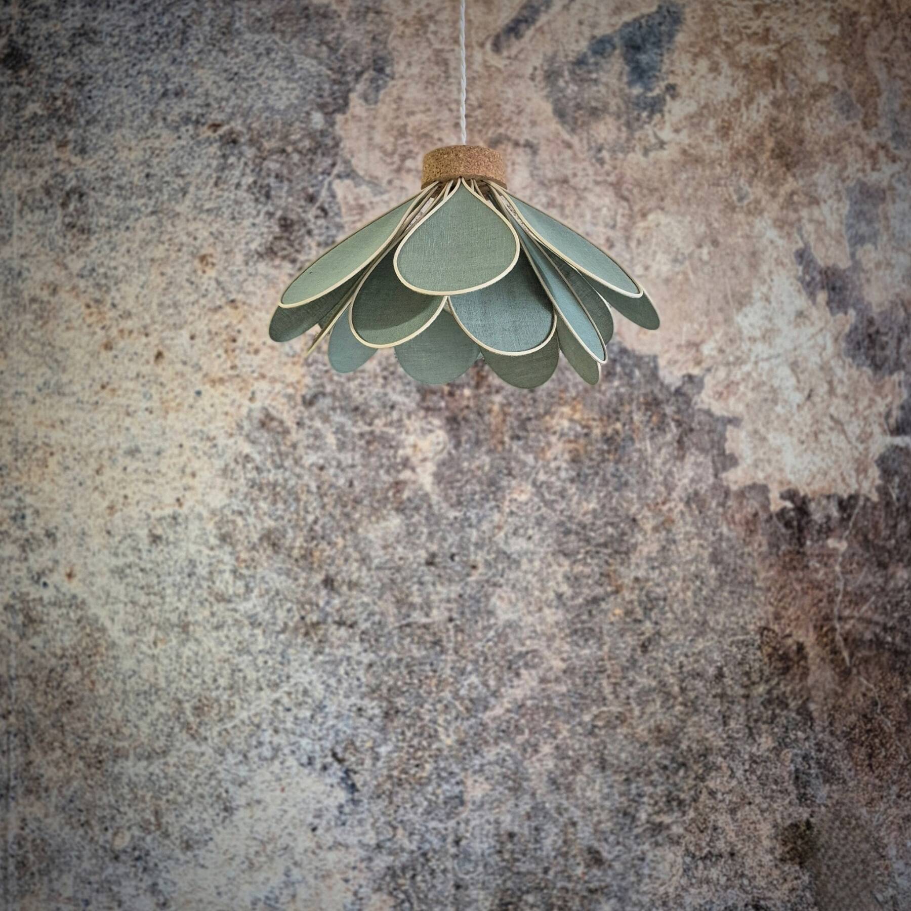 Suspension fleur, modèle Iris, 16 pétales en rotin et lin vert céladon