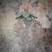 Suspension fleur, modèle Iris, 16 pétales en rotin et lin vert céladon