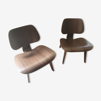 Paire de chaises LCW noyer pigmenté par Eames