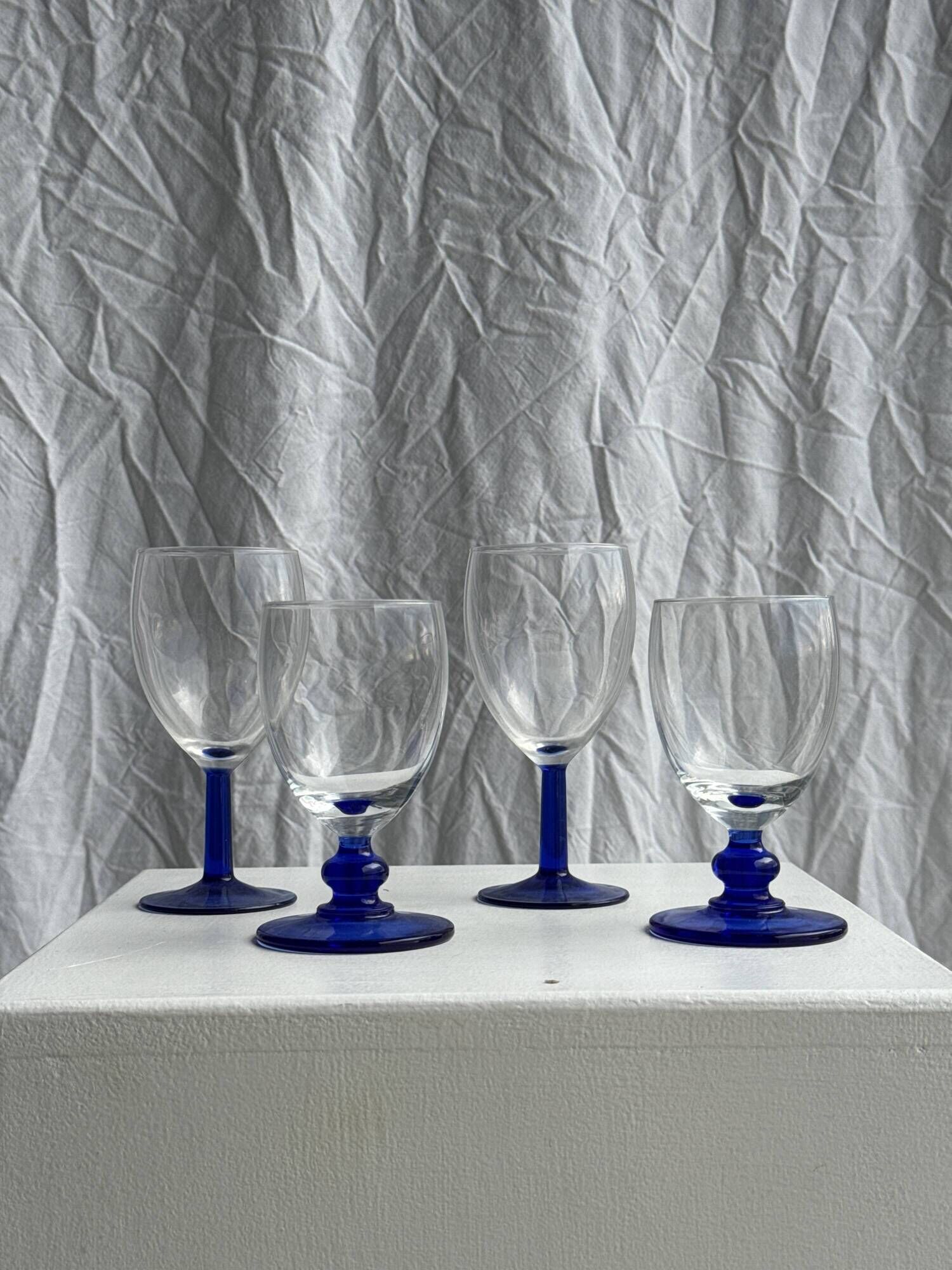 Set of 2 small king-shaped stemmed glasses and 2 small ball-shaped stemmed glasses