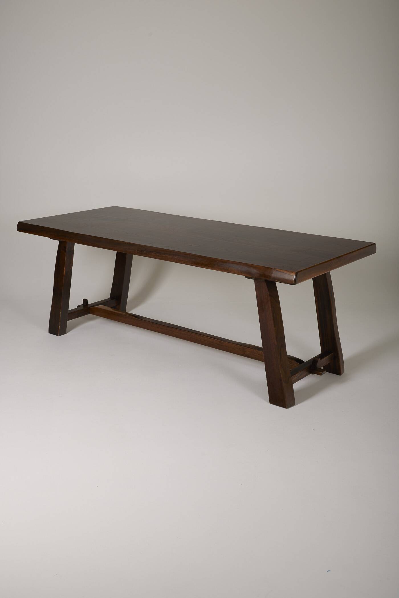 Table à manger brutaliste en bois massif